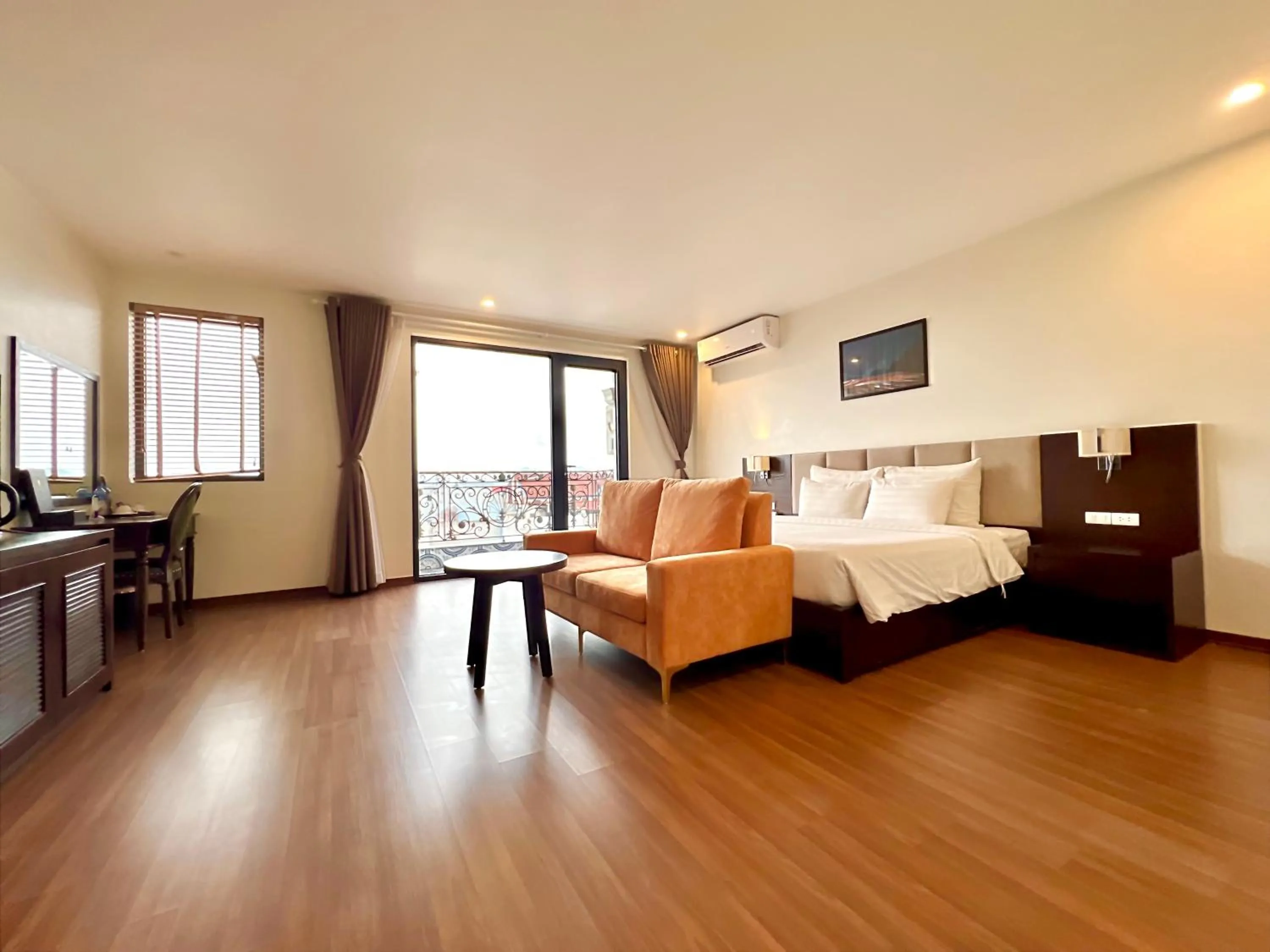 Photo of the whole room, Bed in Paragon Noi Bai Pool And Best View Airport Hotel