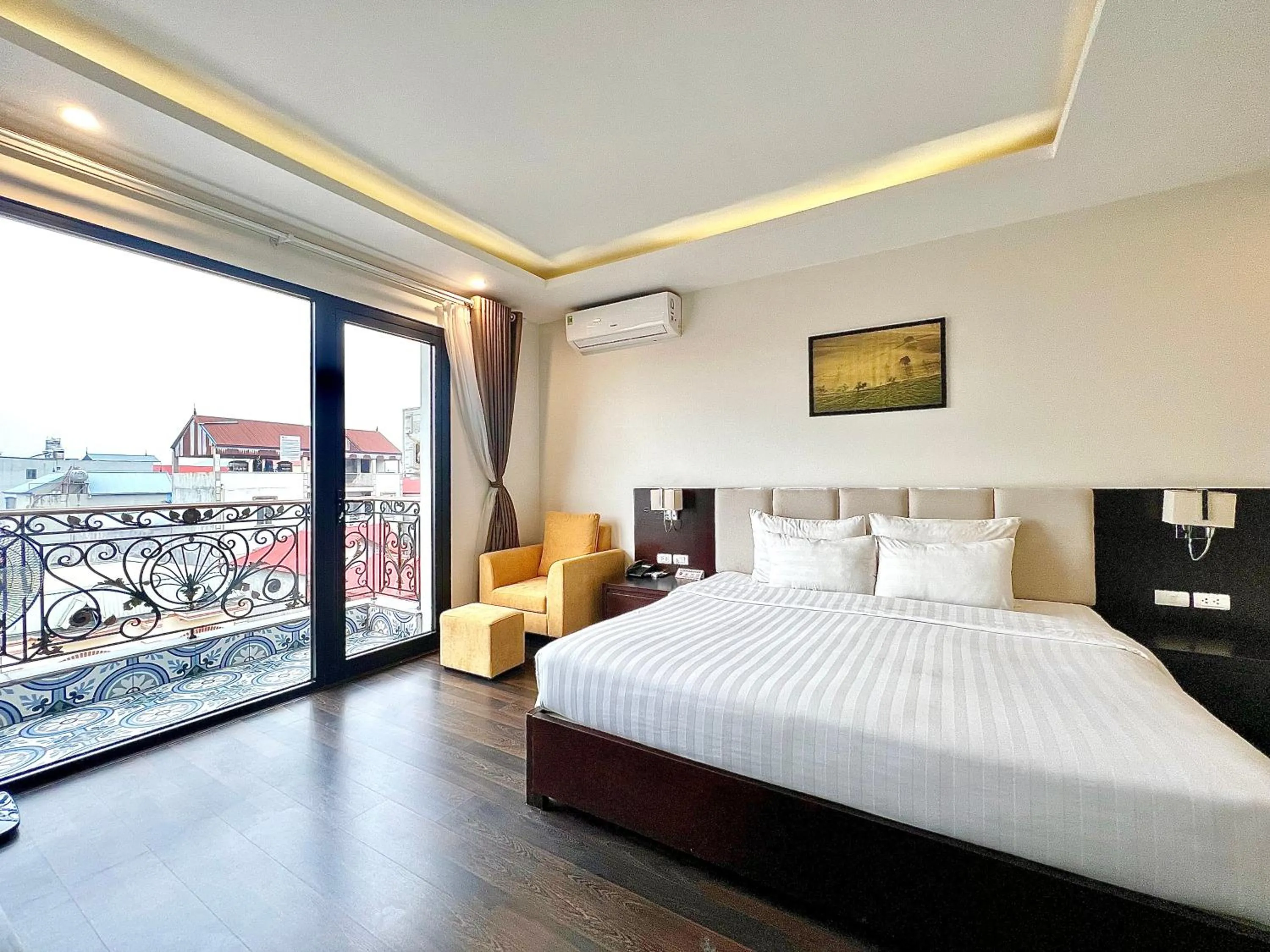 Photo of the whole room, Bed in Paragon Noi Bai Pool And Best View Airport Hotel