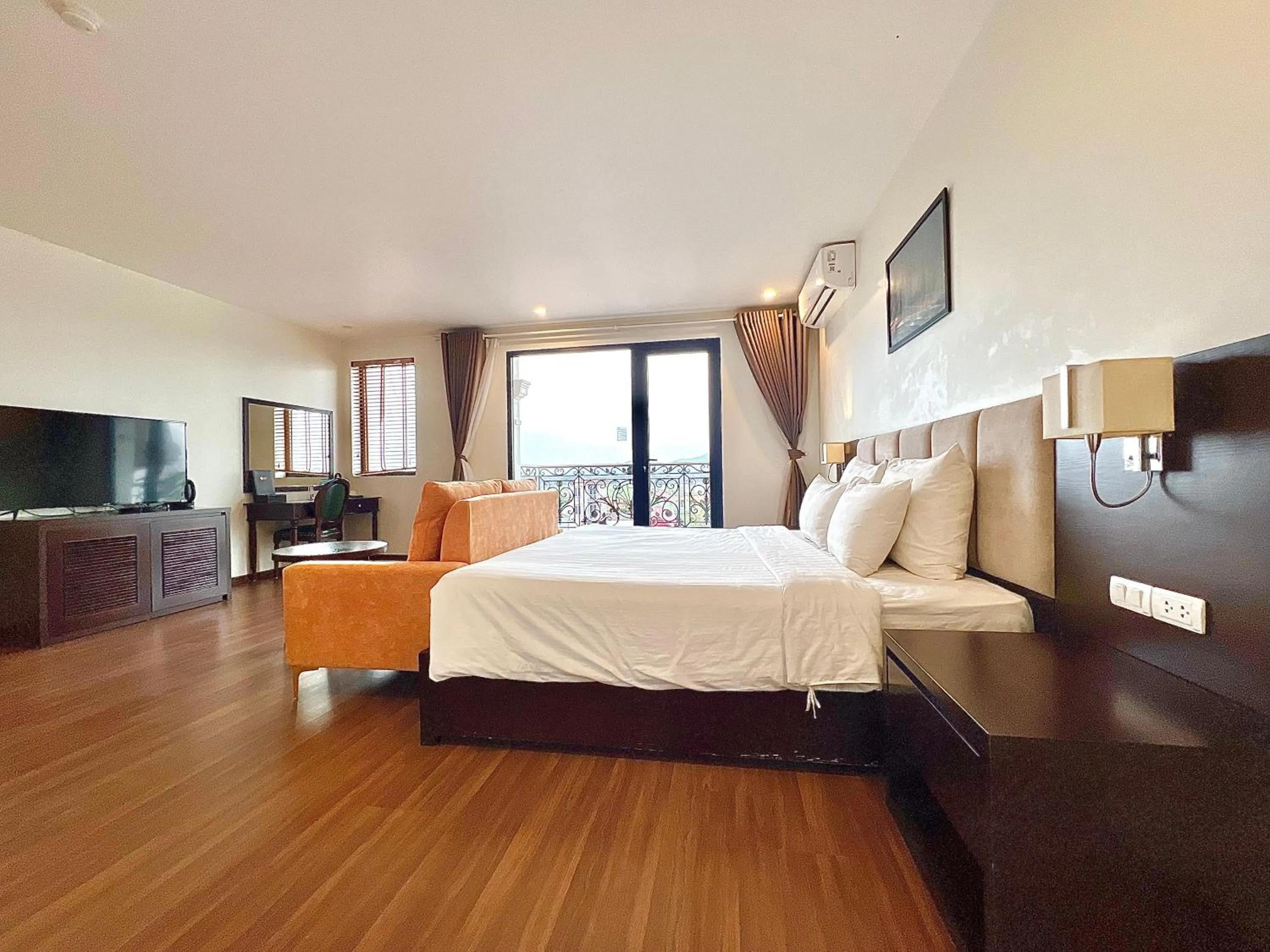Bedroom, Bed in Paragon Noi Bai Pool And Best View Airport Hotel