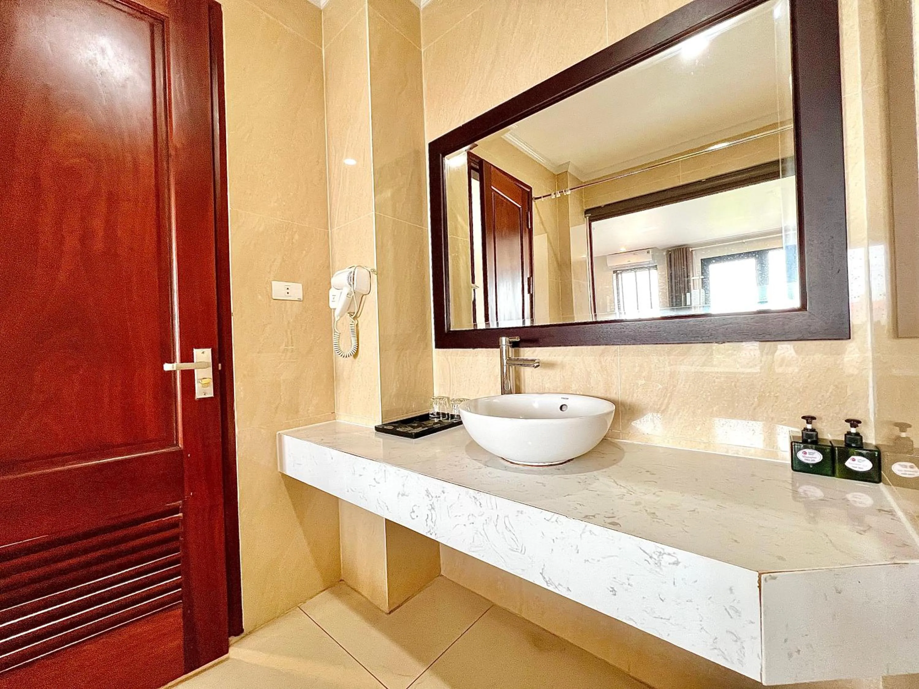 Paragon Noi Bai Pool And Best View Airport Hotel