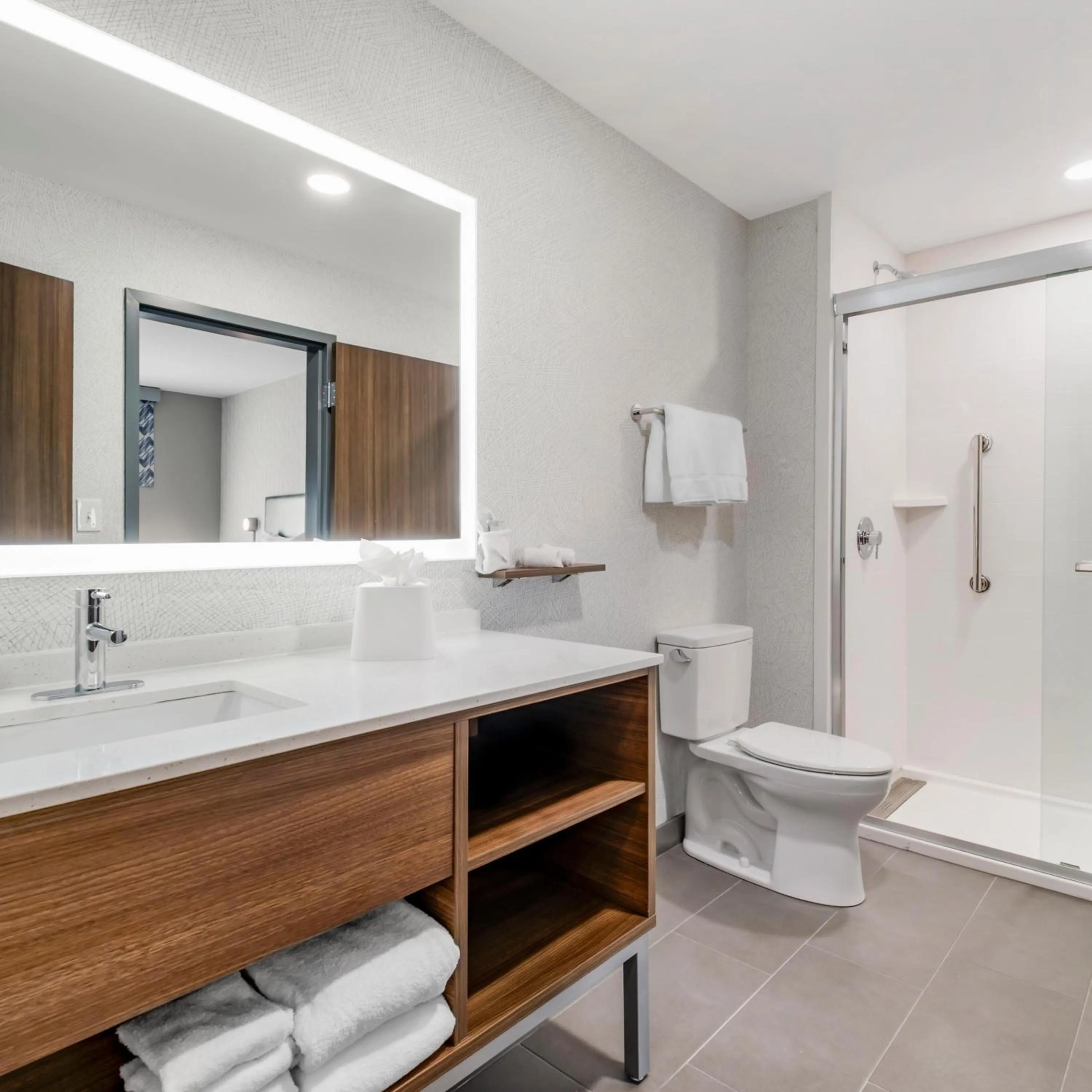 Bathroom in Home2 Suites By Hilton Richmond, Ky