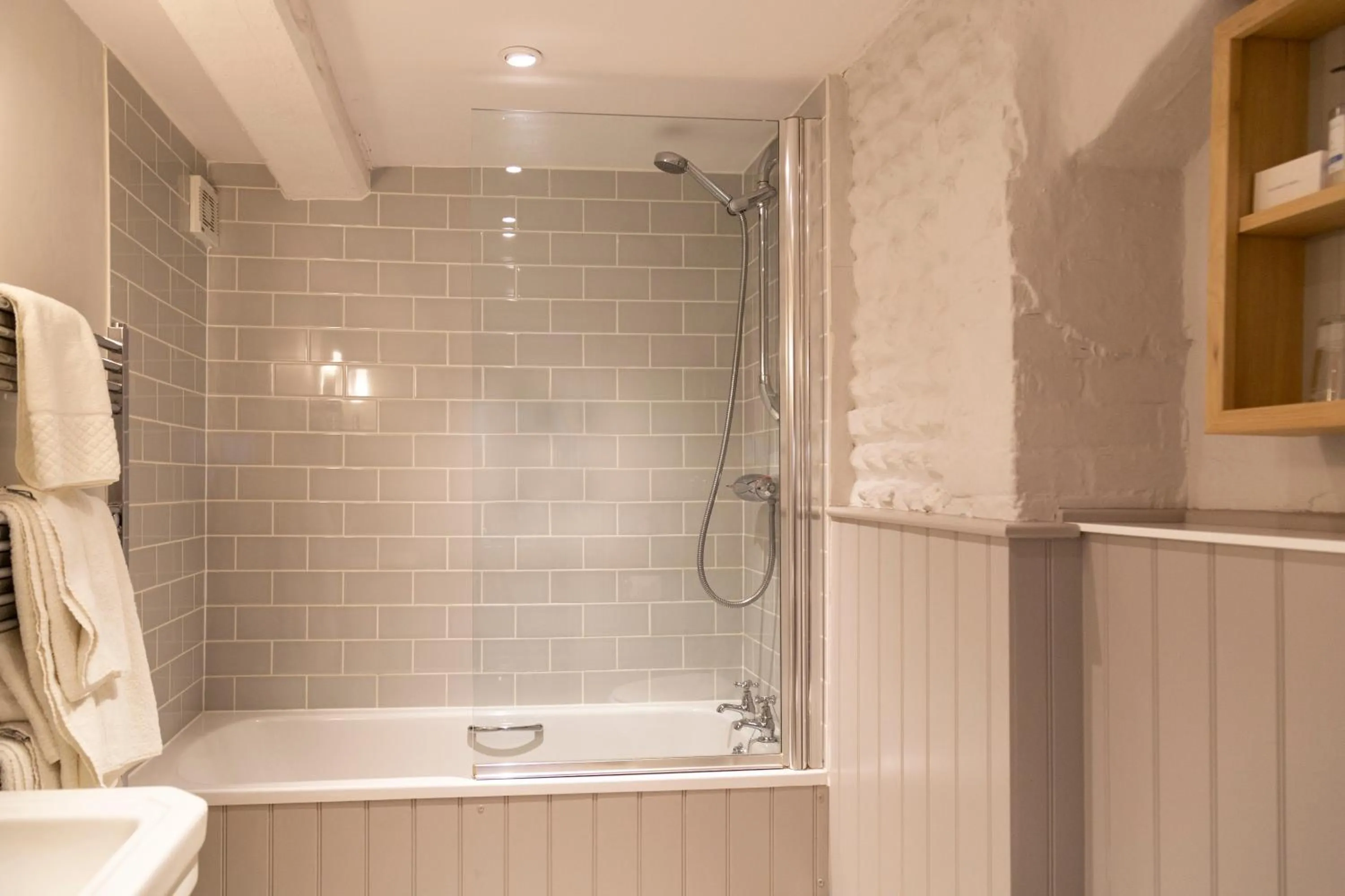 Bathroom in The White Horse Blakeney