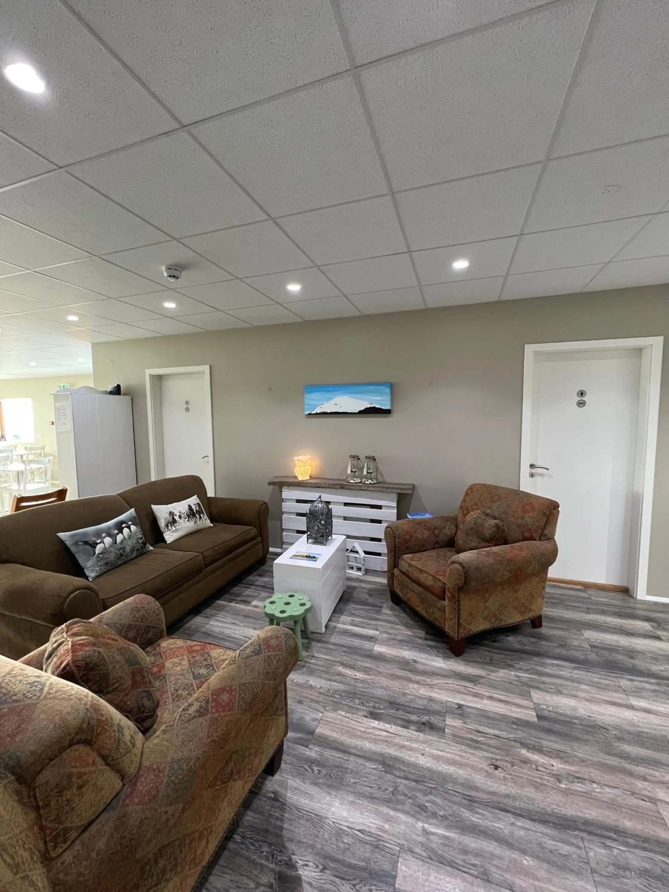 Communal lounge/ TV room in Við Hafið Guesthouse