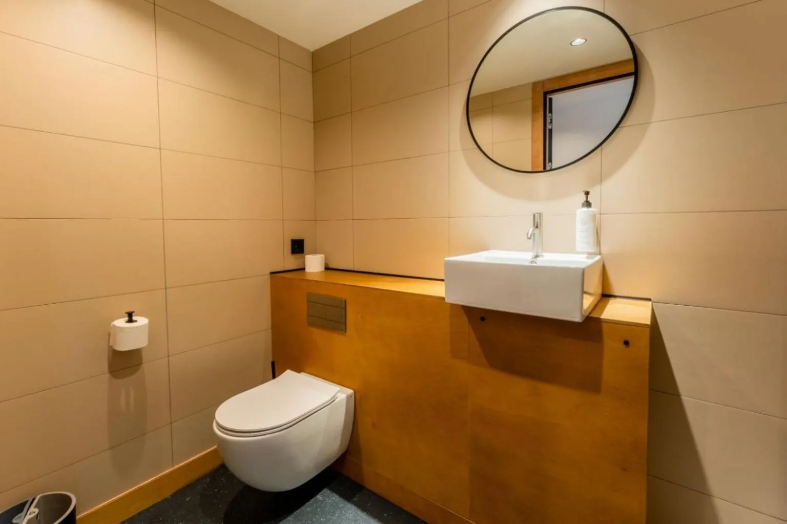 Toilet in easyHotel Valencia Ciutat Vella