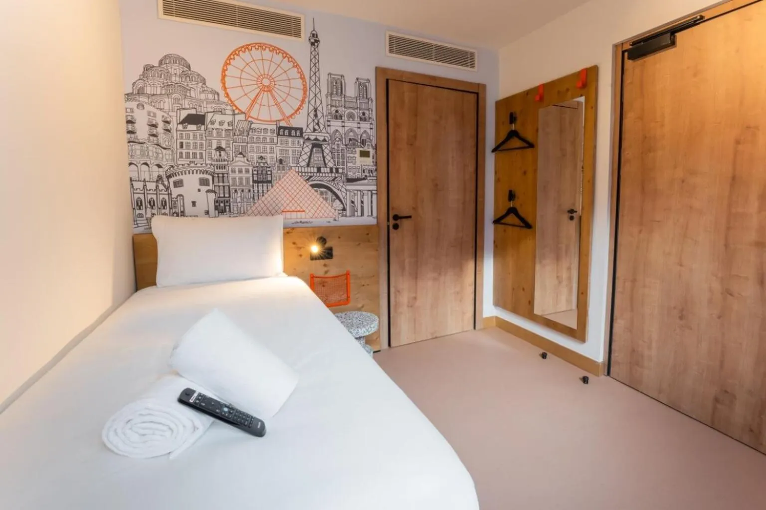 Bed in easyHotel Valencia Ciutat Vella