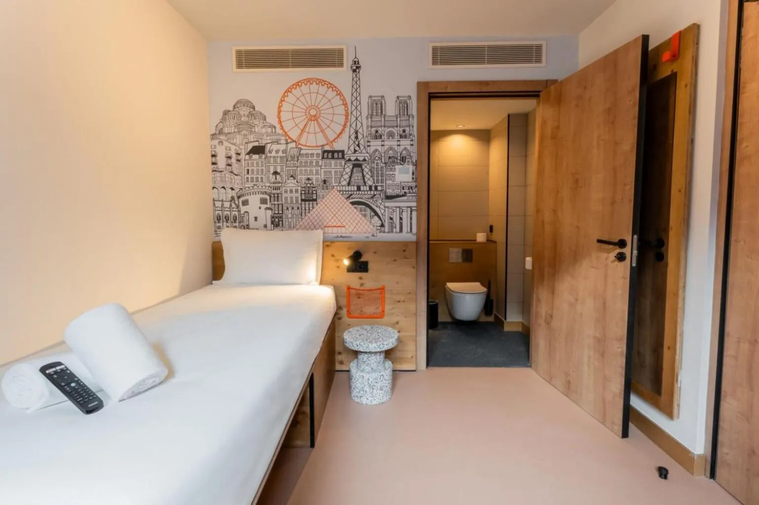 Toilet, Bed in easyHotel Valencia Ciutat Vella