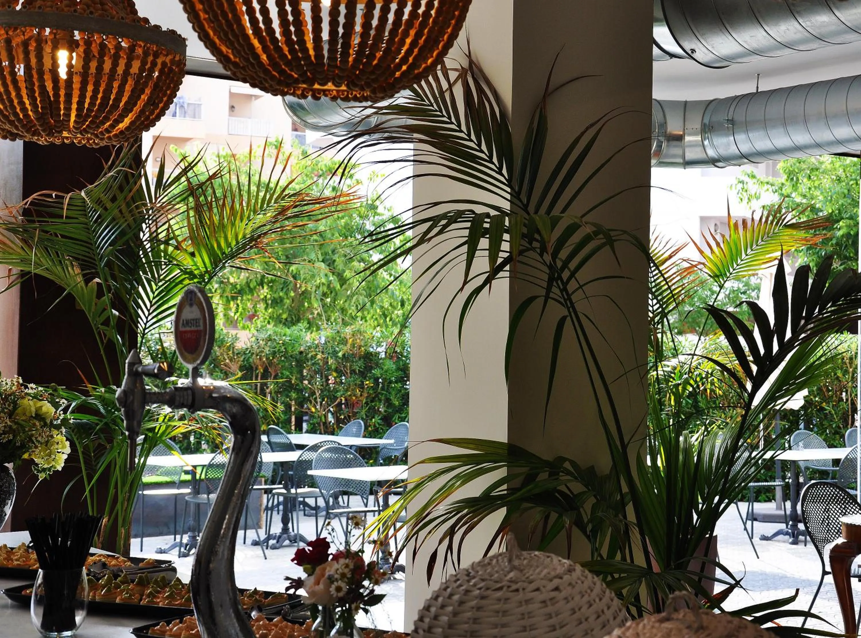 Restaurant/places to eat in Apartaments B-Llobet Sun & Confort