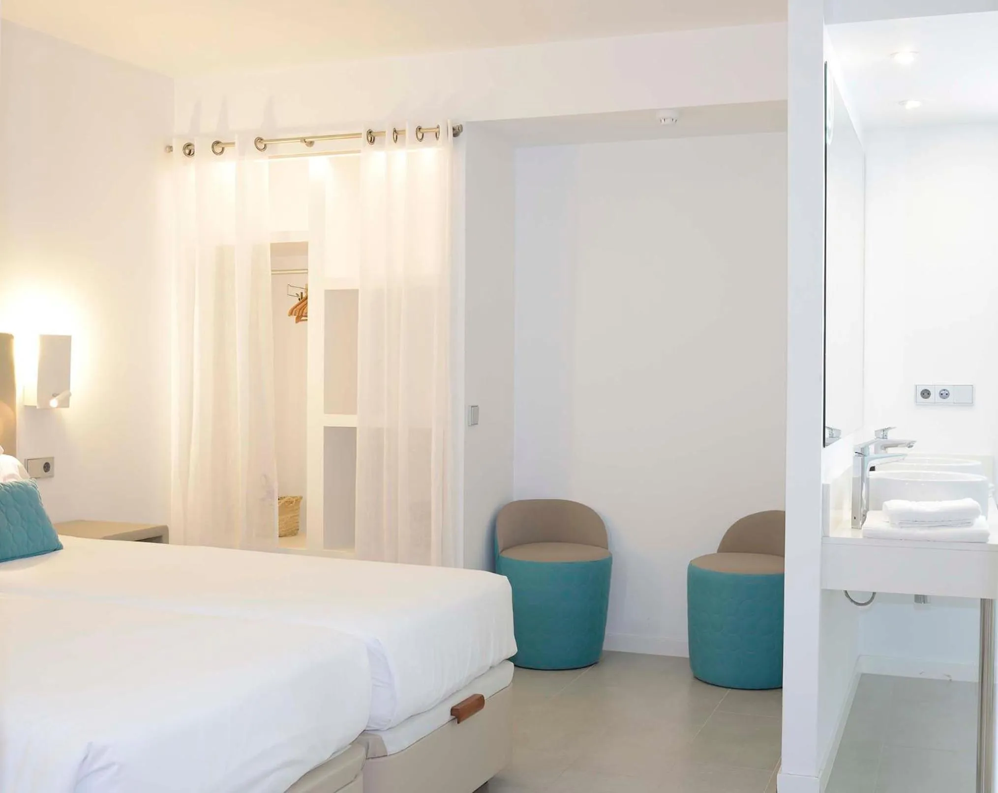 Bathroom, Bed in Apartaments B-Llobet Sun & Confort