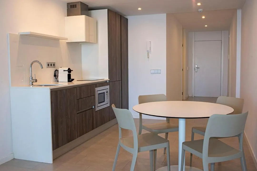 Communal kitchen in Apartaments B-Llobet Sun & Confort