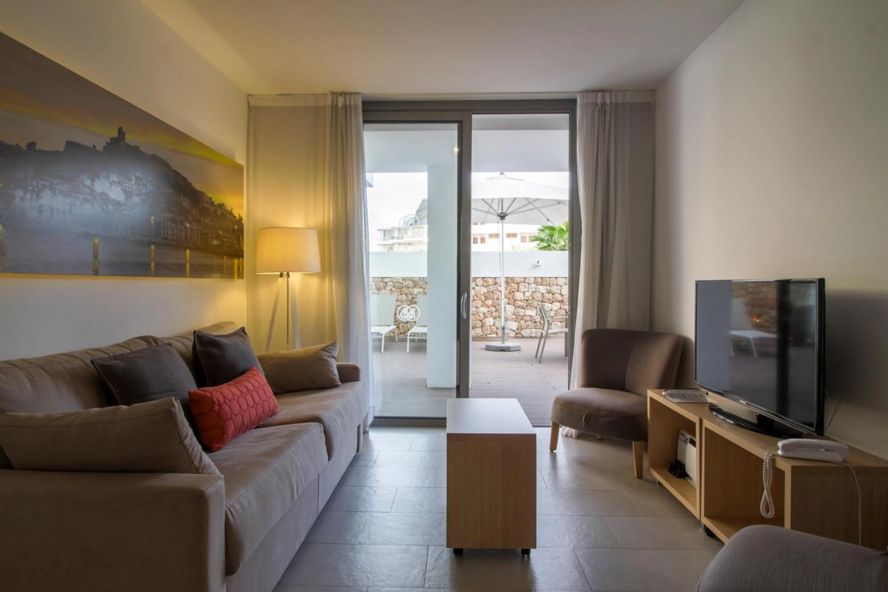 TV and multimedia in Apartaments B-Llobet Sun & Confort