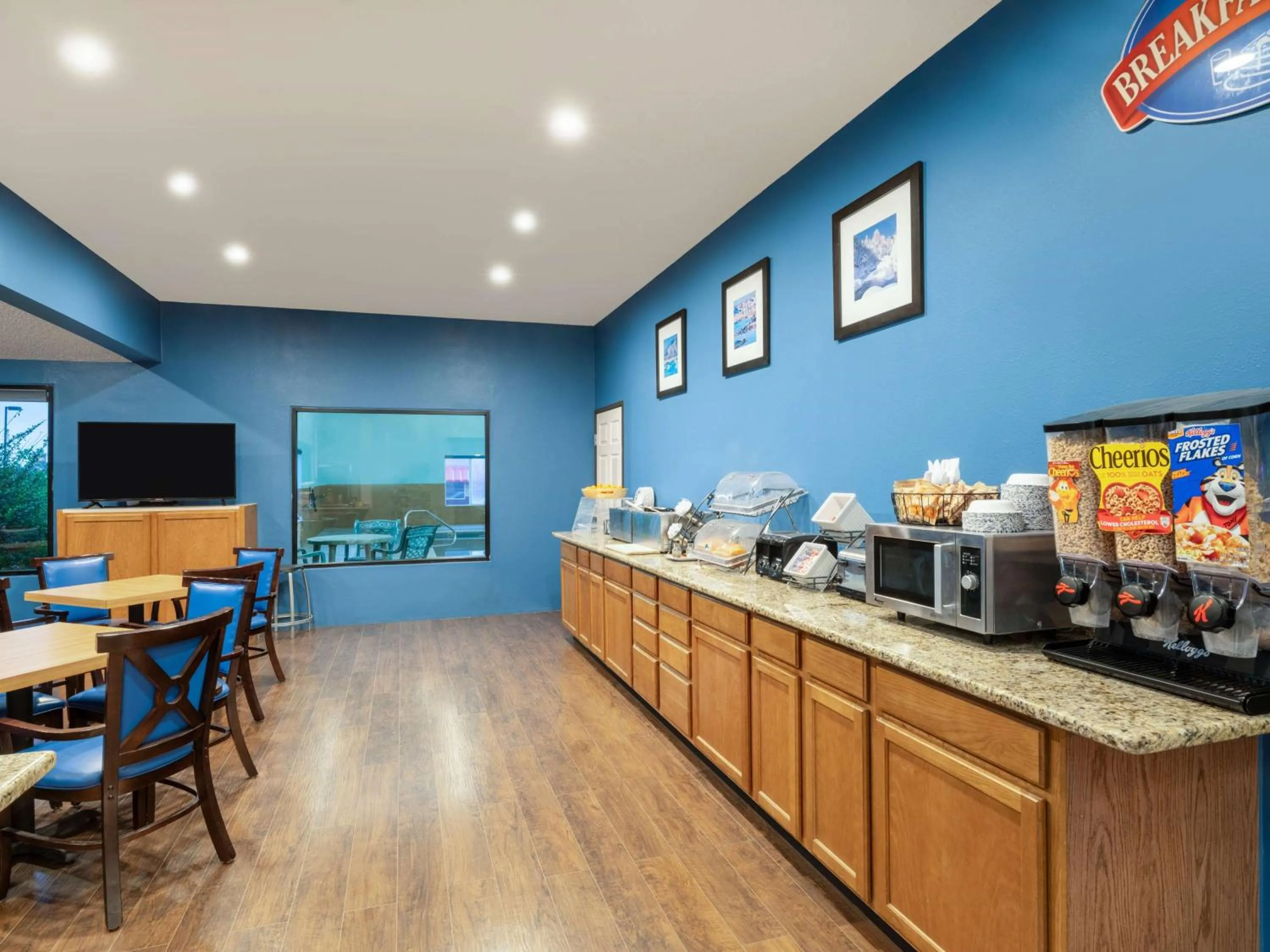 Restaurant/places to eat in Baymont by Wyndham Limon