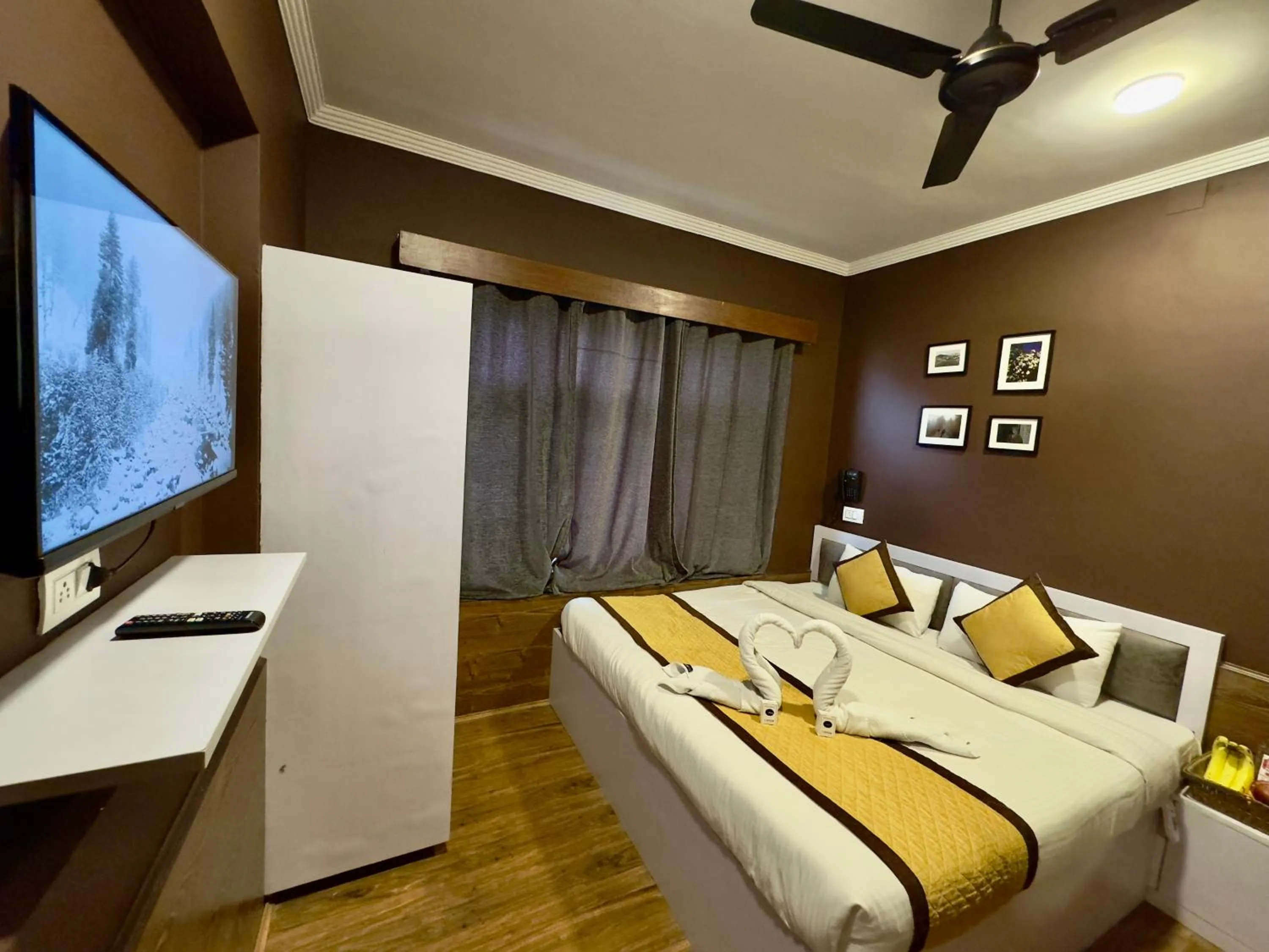 Communal lounge/ TV room, Bed in Hotel Jafson Accommodates