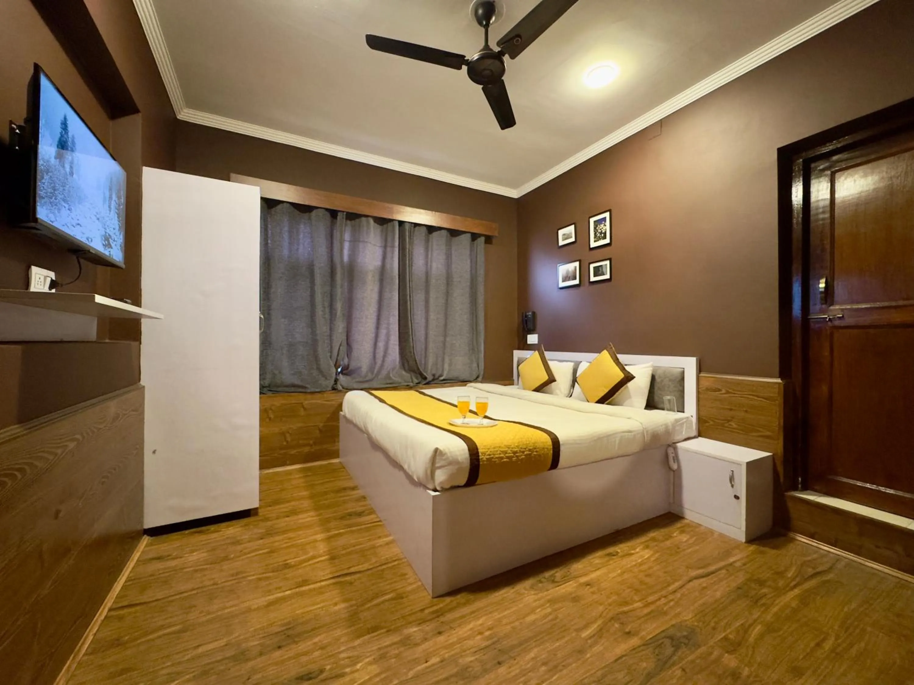 Communal lounge/ TV room, Bed in Hotel Jafson Accommodates