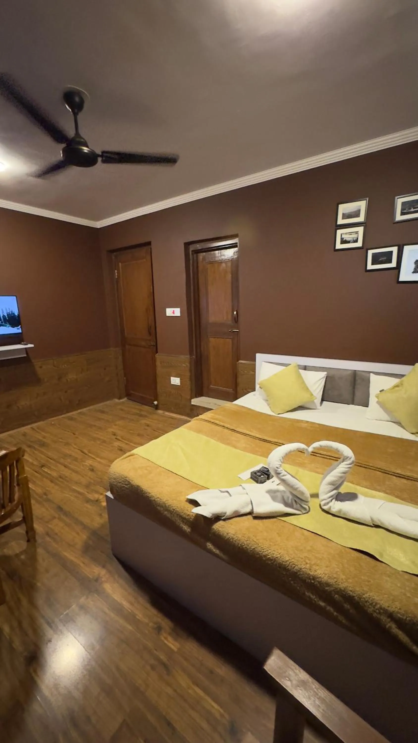 Communal lounge/ TV room, Bed in Hotel Jafson Accommodates