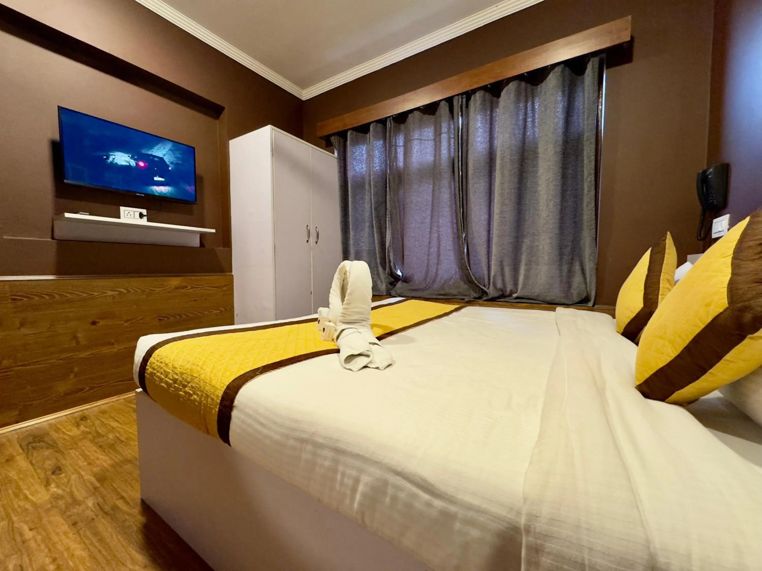 Communal lounge/ TV room, Bed in Hotel Jafson Accommodates