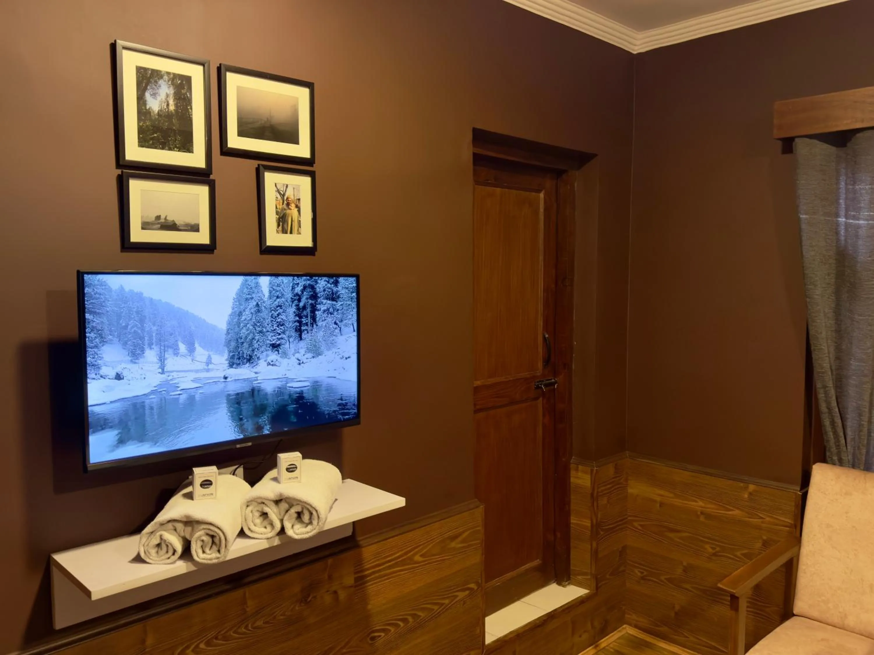 Communal lounge/ TV room in Hotel Jafson Accommodates