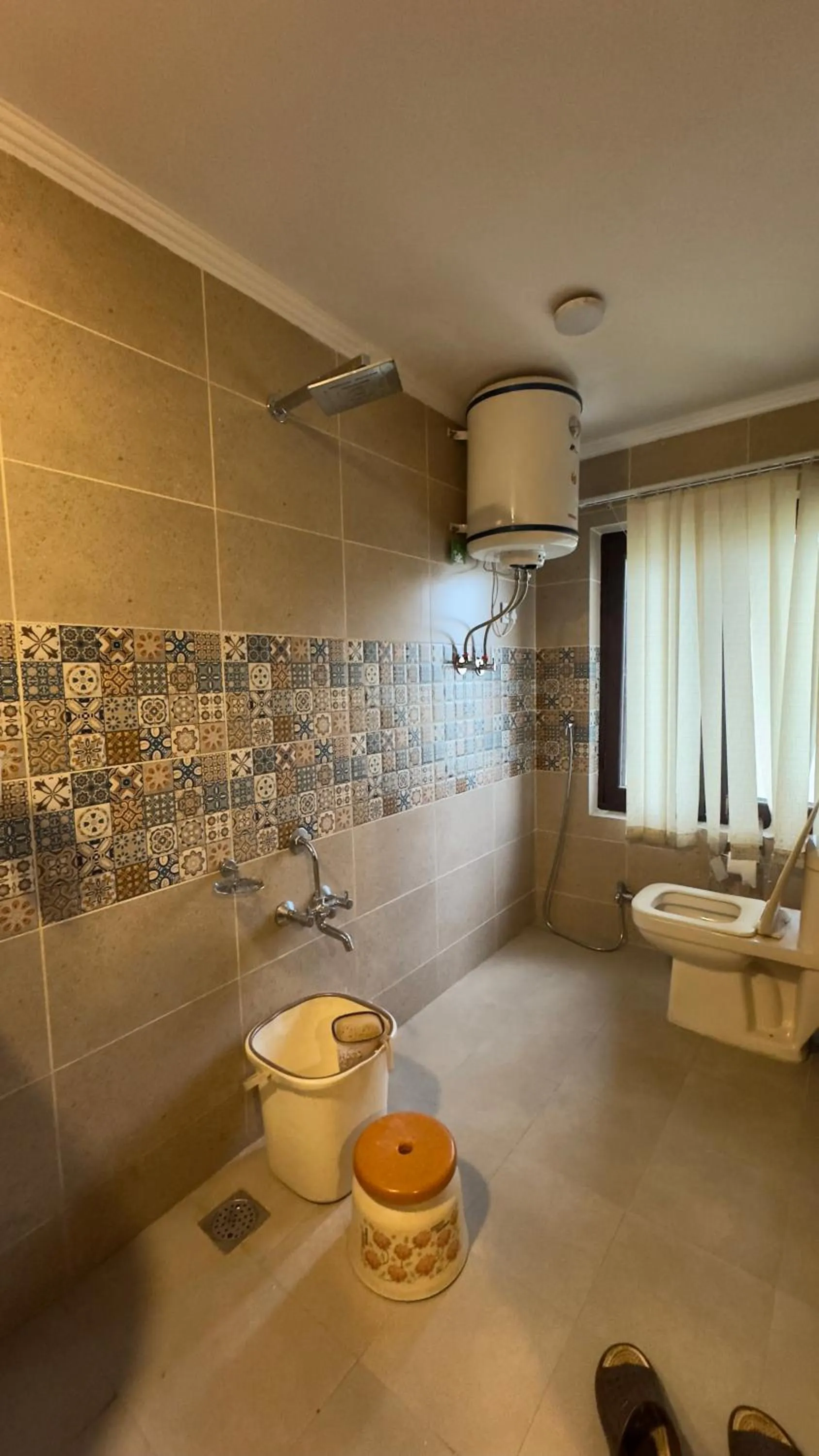 Shower in Hotel Jafson Accommodates