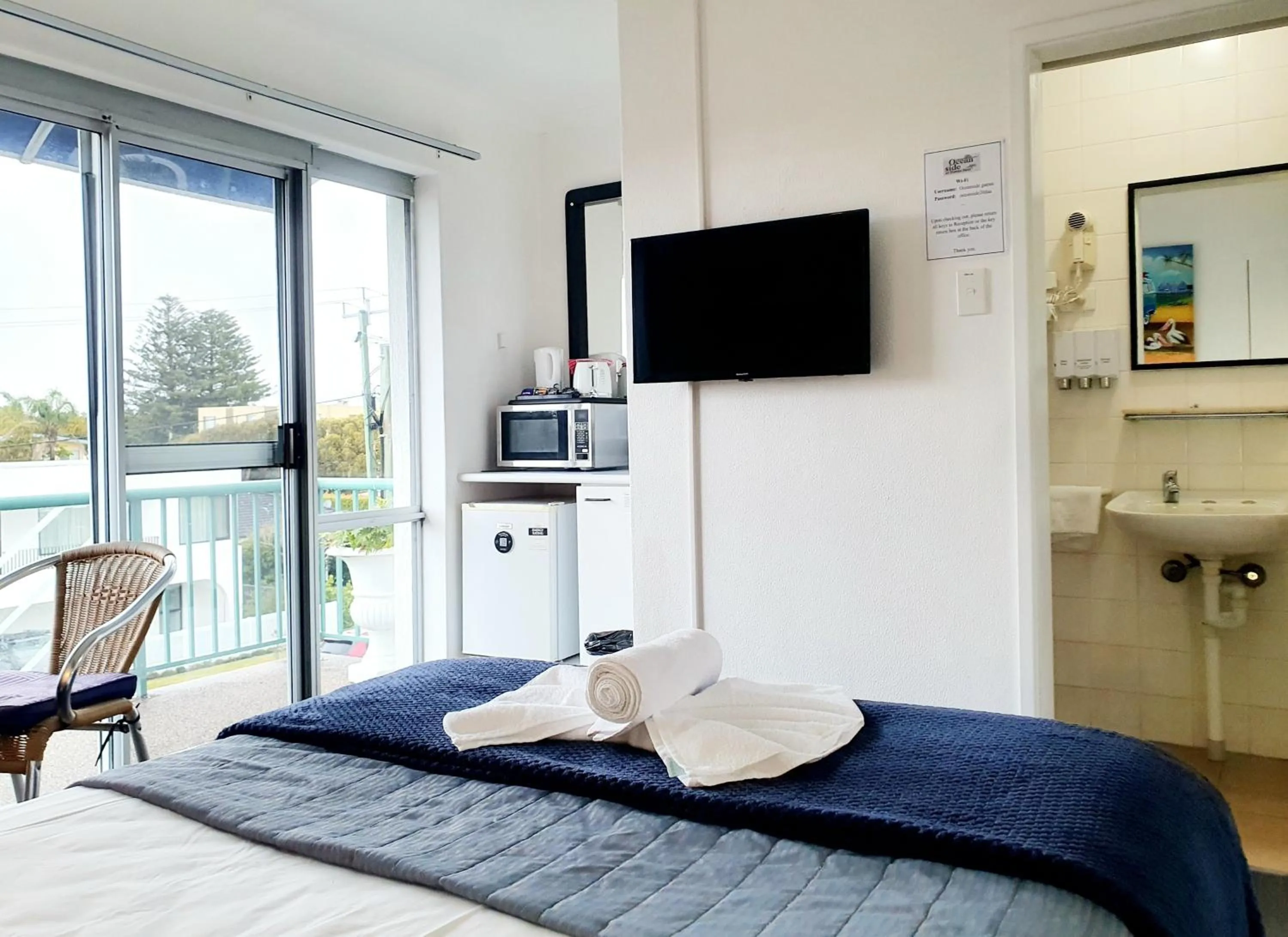 Photo of the whole room, Bed in Oceanside Hawks Nest