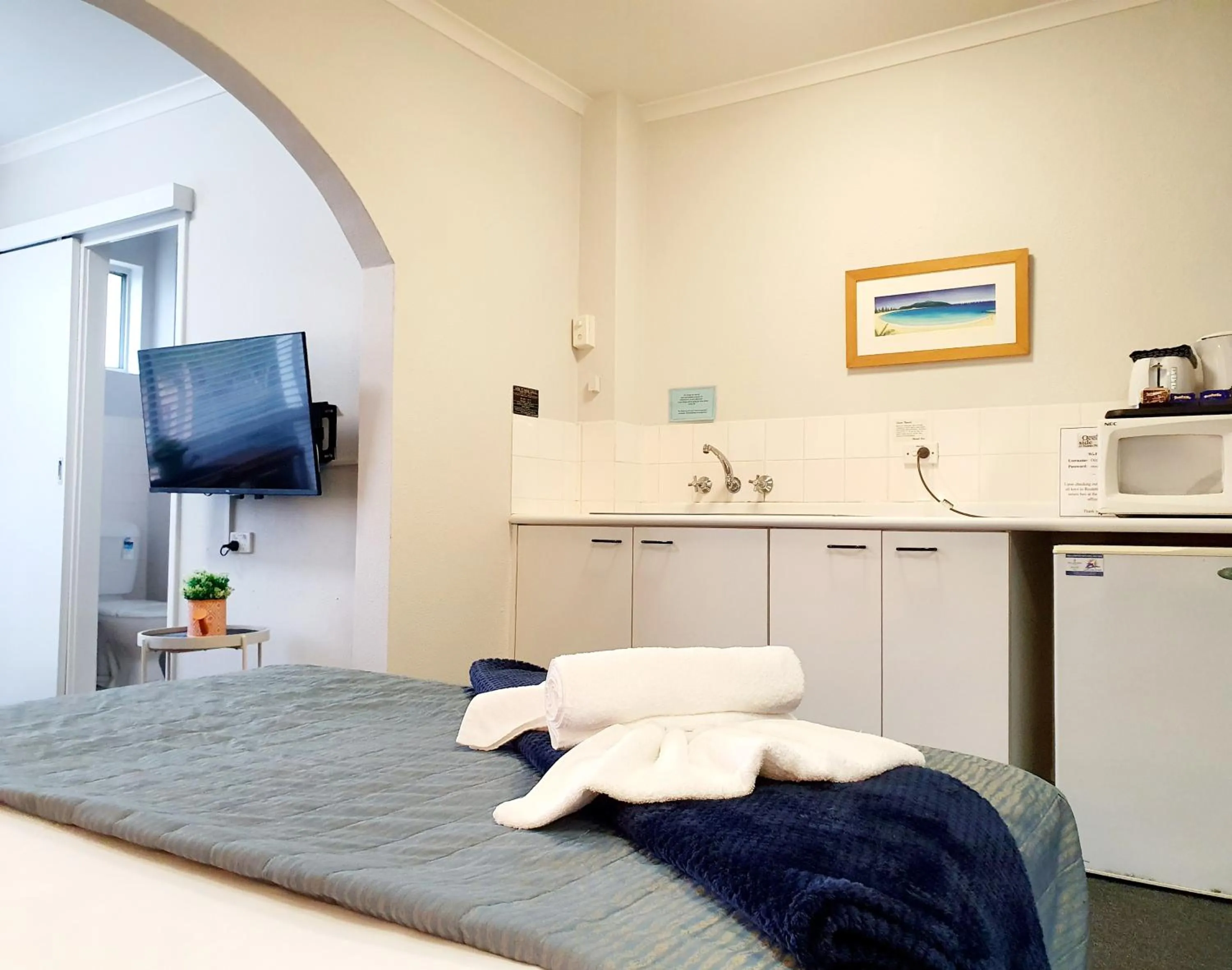 Kitchen or kitchenette, Bed in Oceanside Hawks Nest