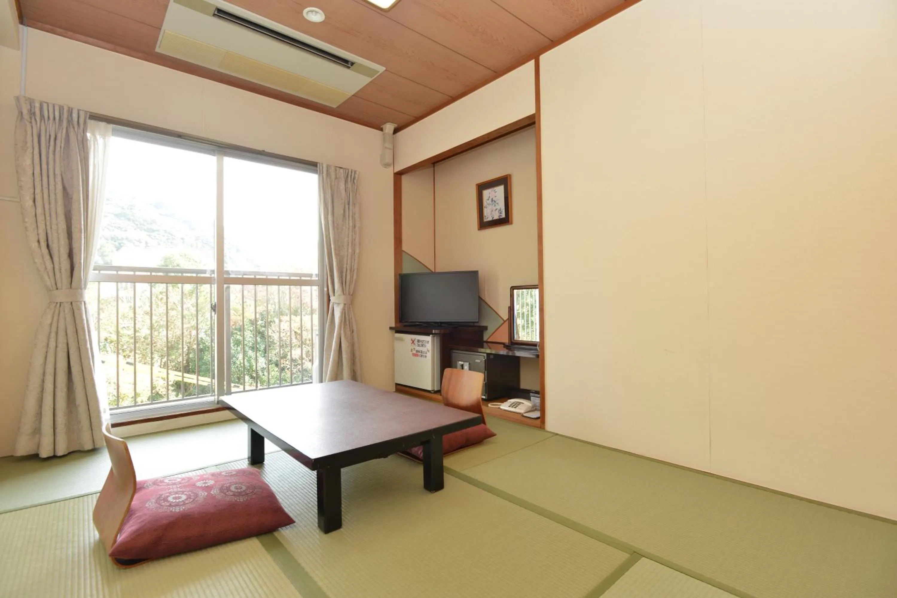 Photo of the whole room in Yataro