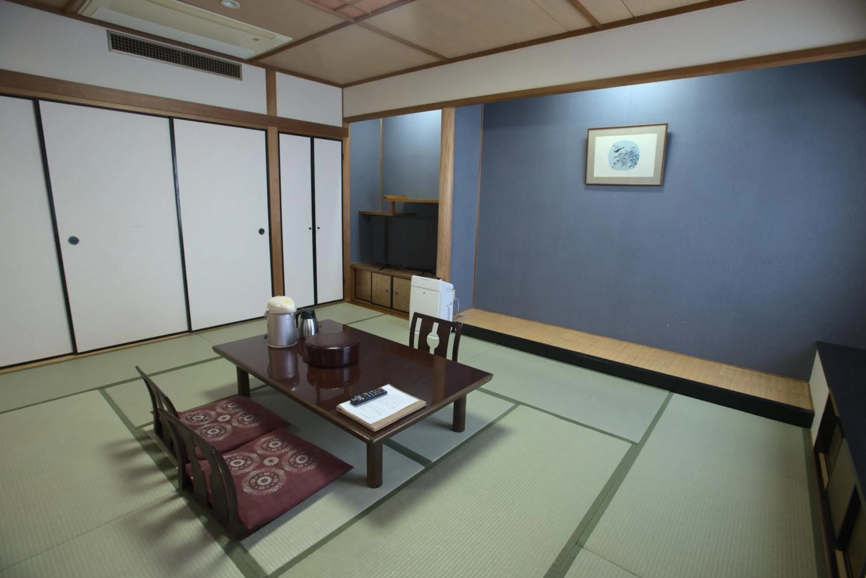 Photo of the whole room in Yataro