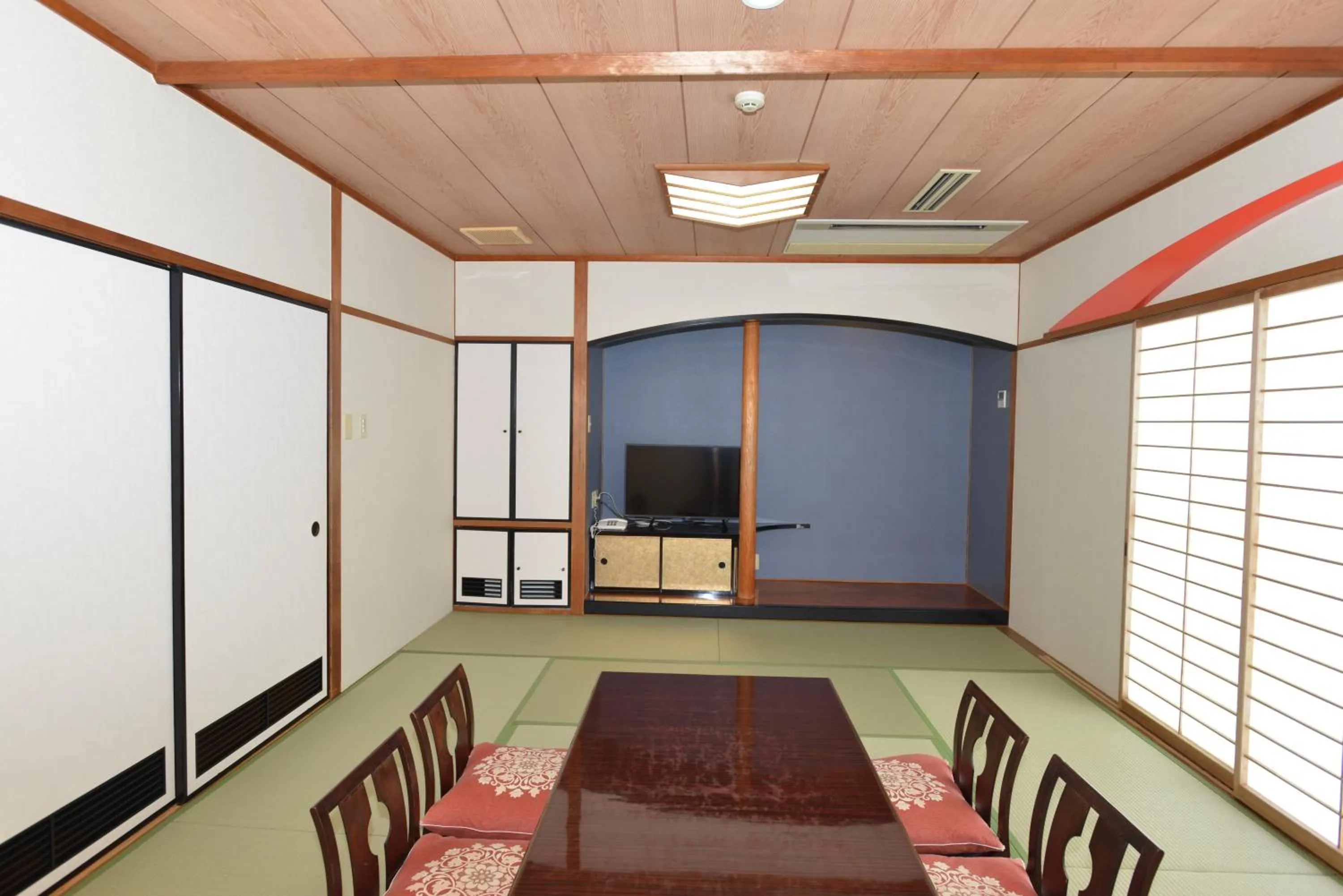 Photo of the whole room in Yataro