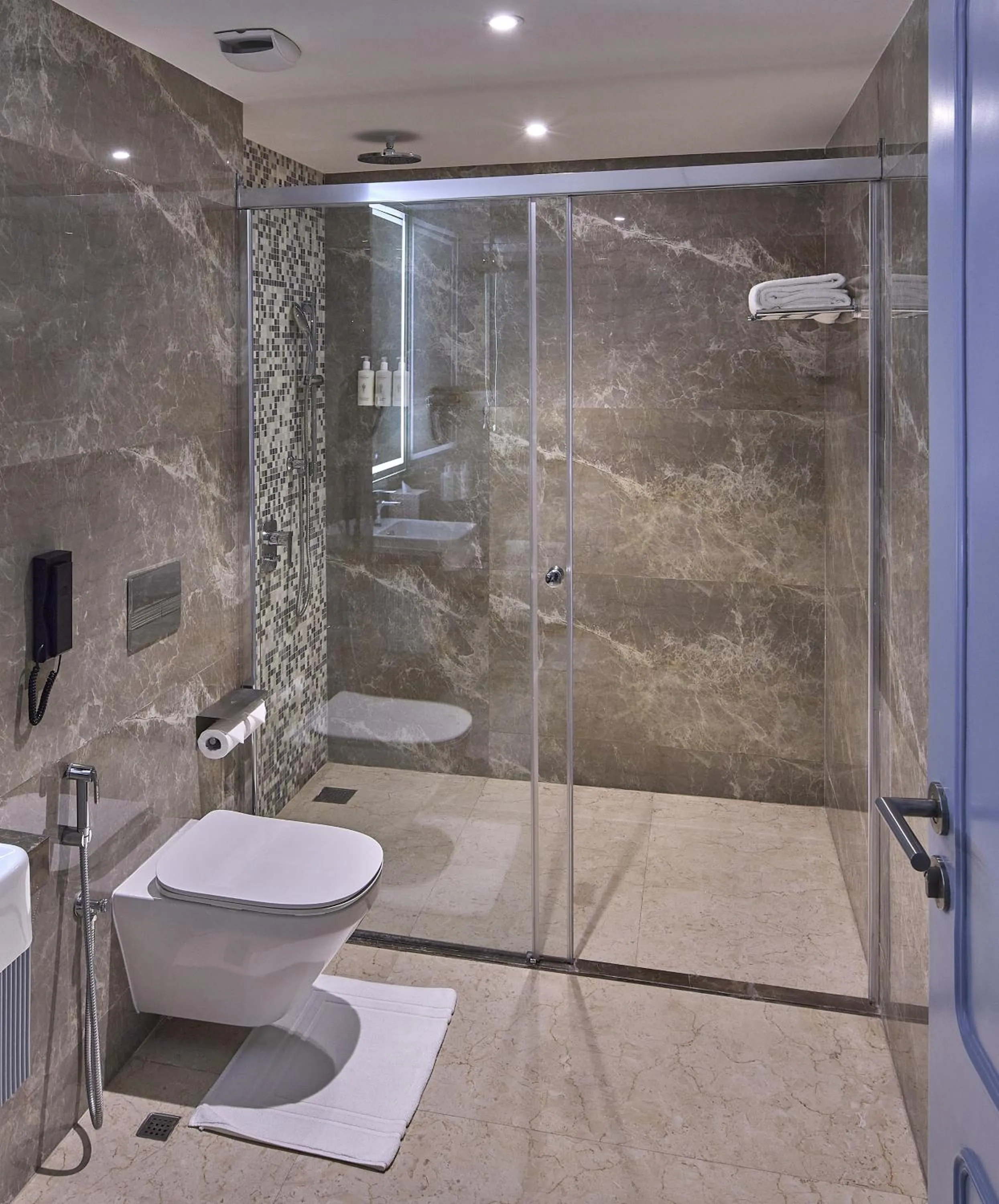 Bathroom in ICONIQA Hotel Mumbai International Airport