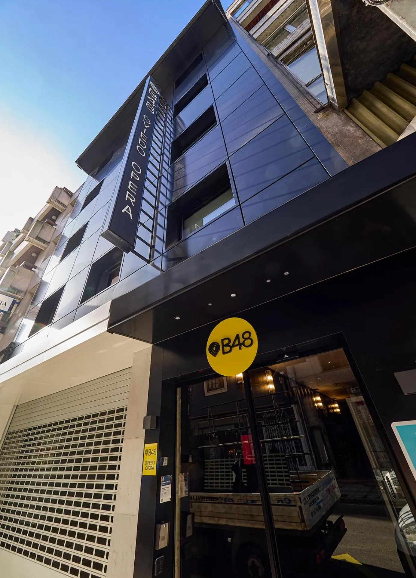 Facade/entrance in B48 Oviedo Ópera