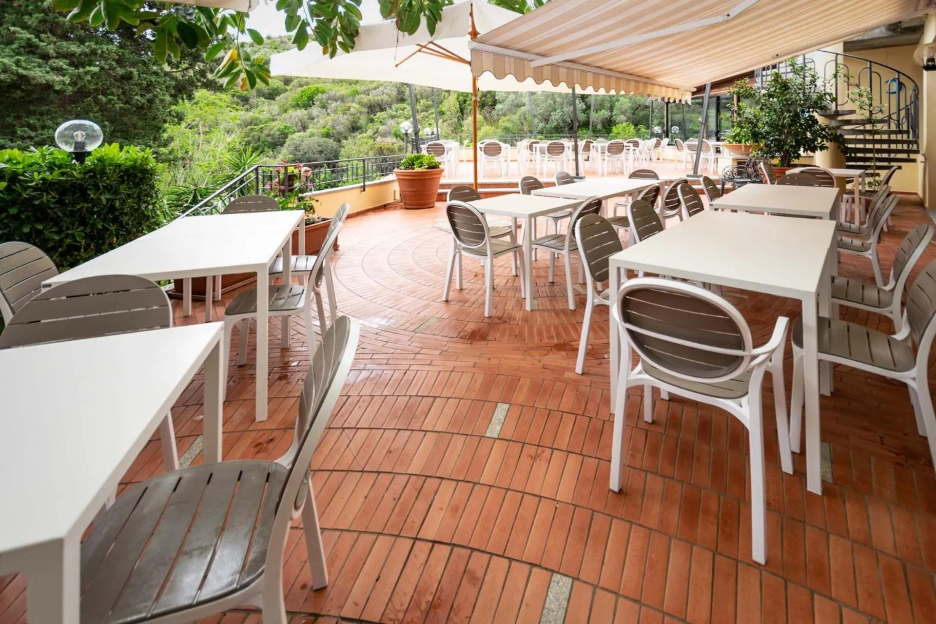 Restaurant/places to eat in Hotel Anna