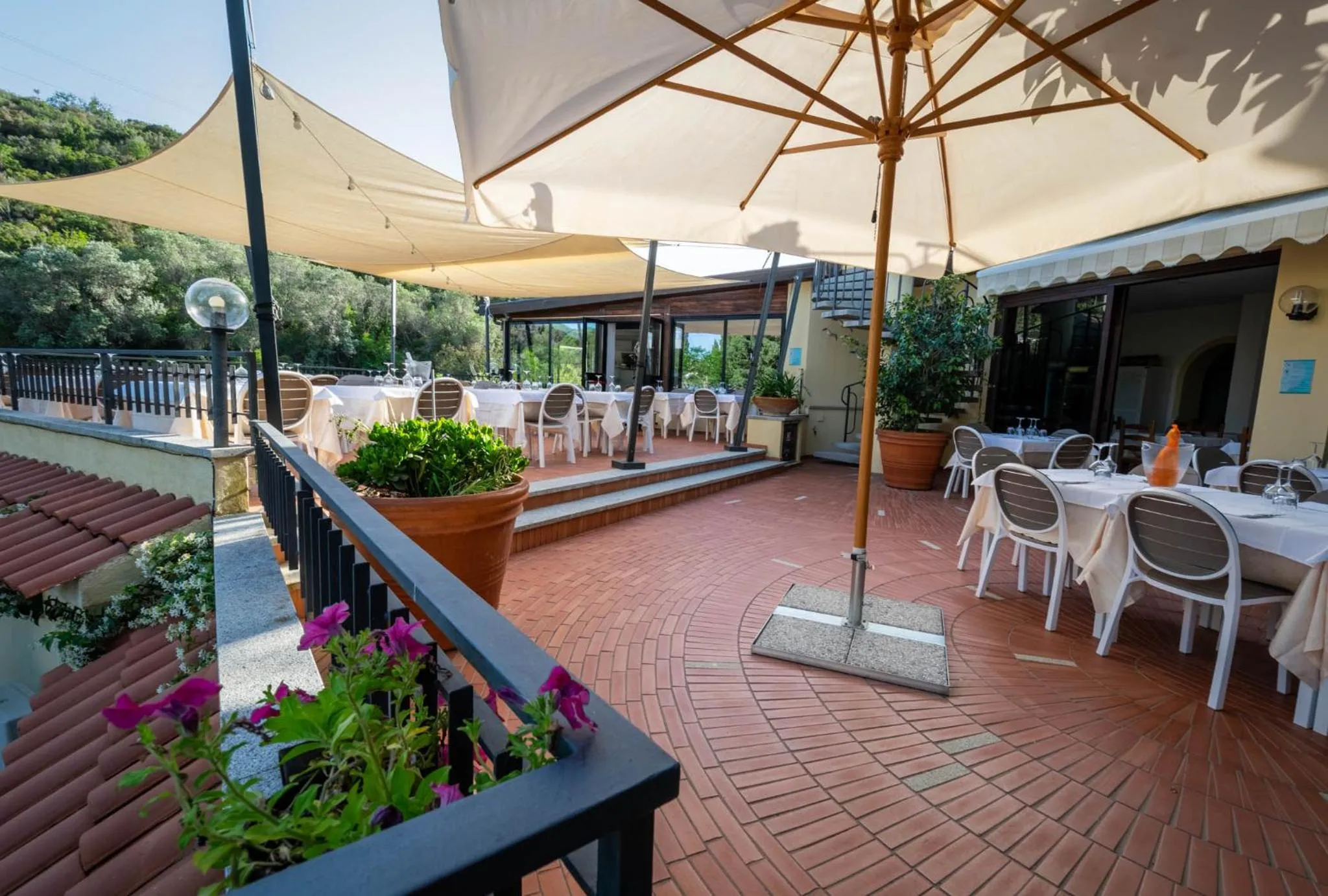 Restaurant/places to eat in Hotel Anna