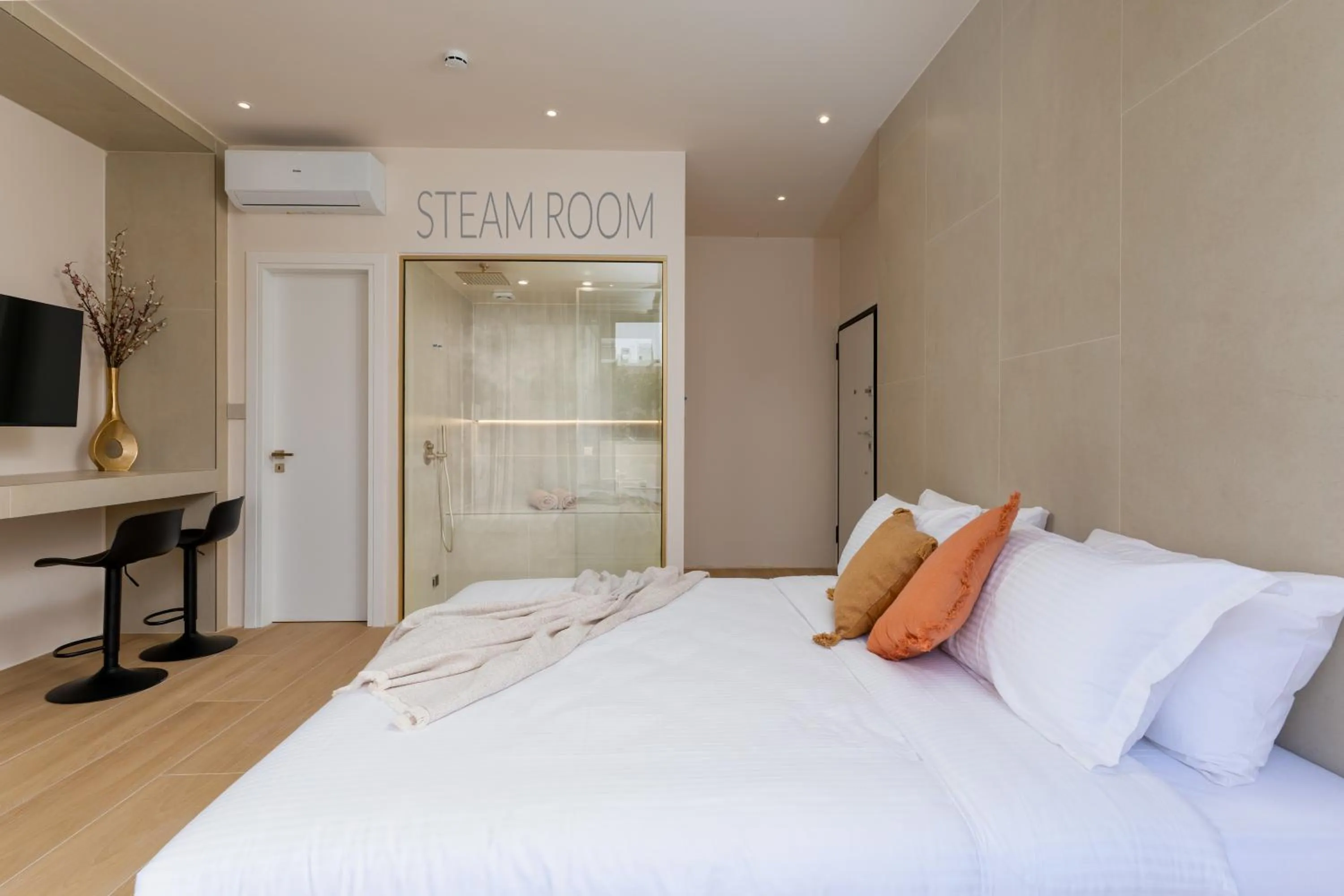 Bedroom, Bed in Selected Suites