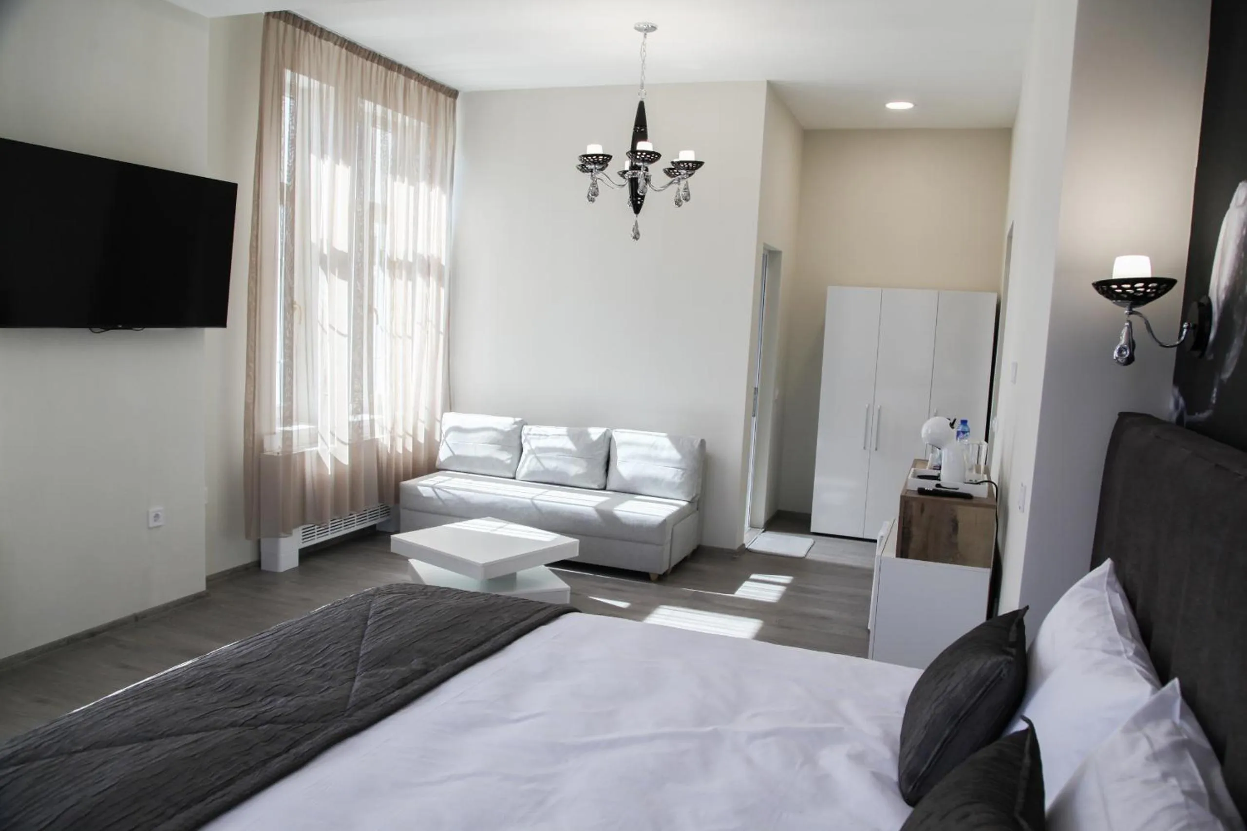 Communal lounge/ TV room, Bed in Corner House