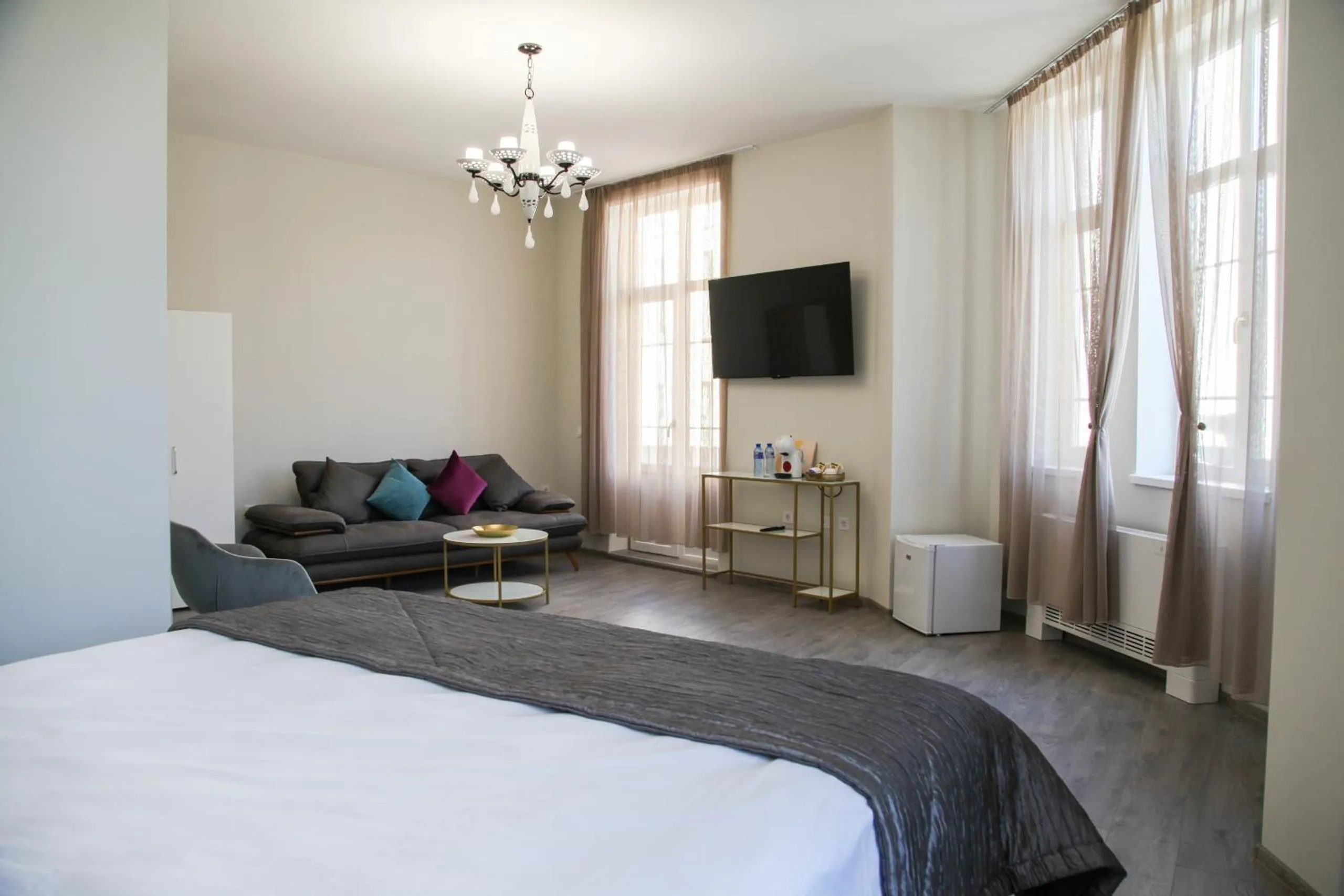 Communal lounge/ TV room, Bed in Corner House