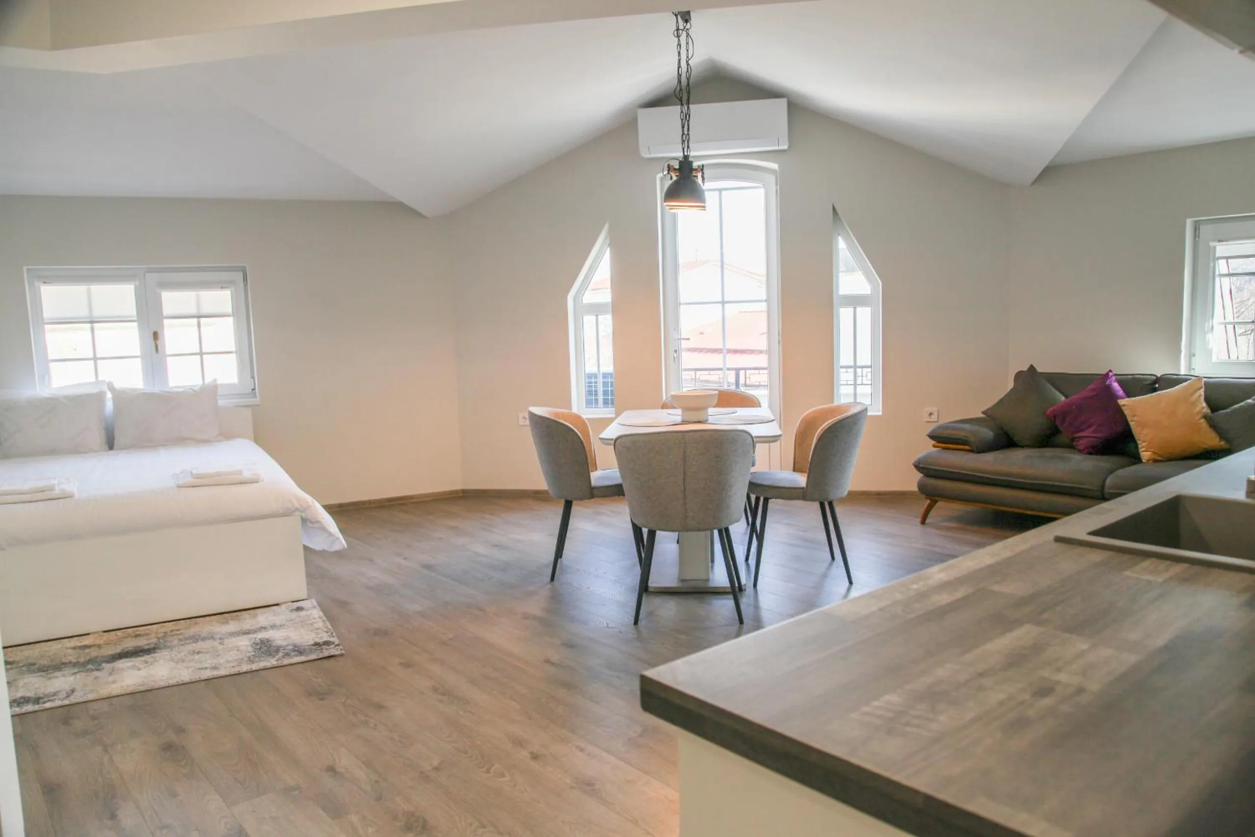 Communal lounge/ TV room, Bed in Corner House