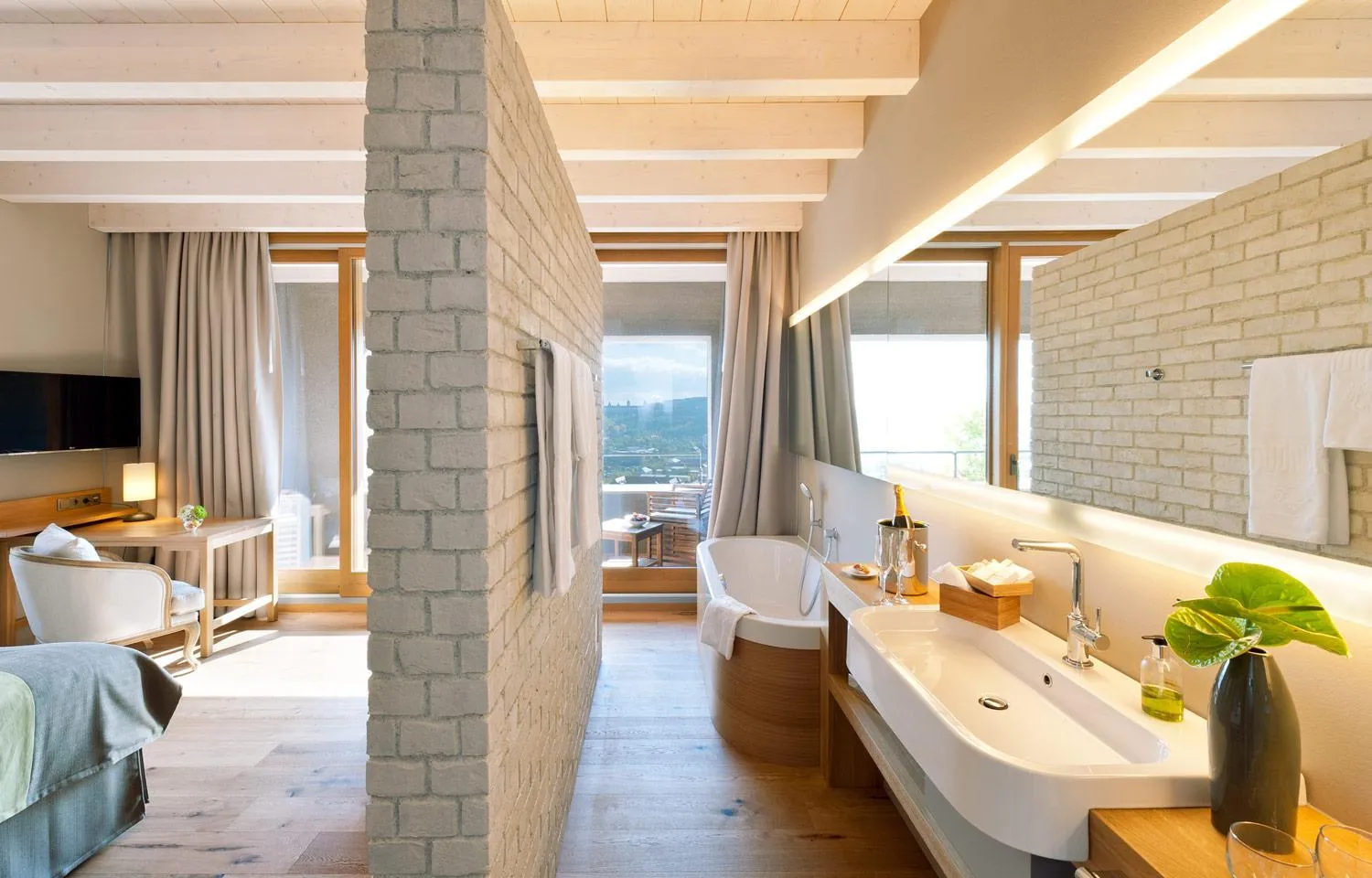 Bathroom, Bed in Schlosshotel Steinburg