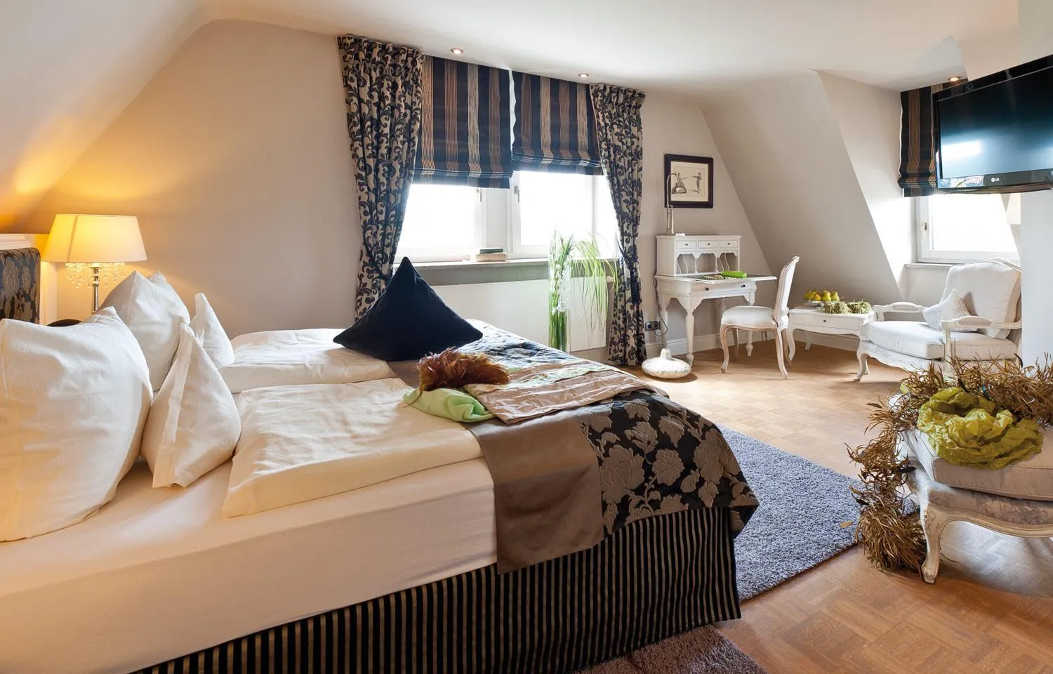 Photo of the whole room, Bed in Schlosshotel Steinburg