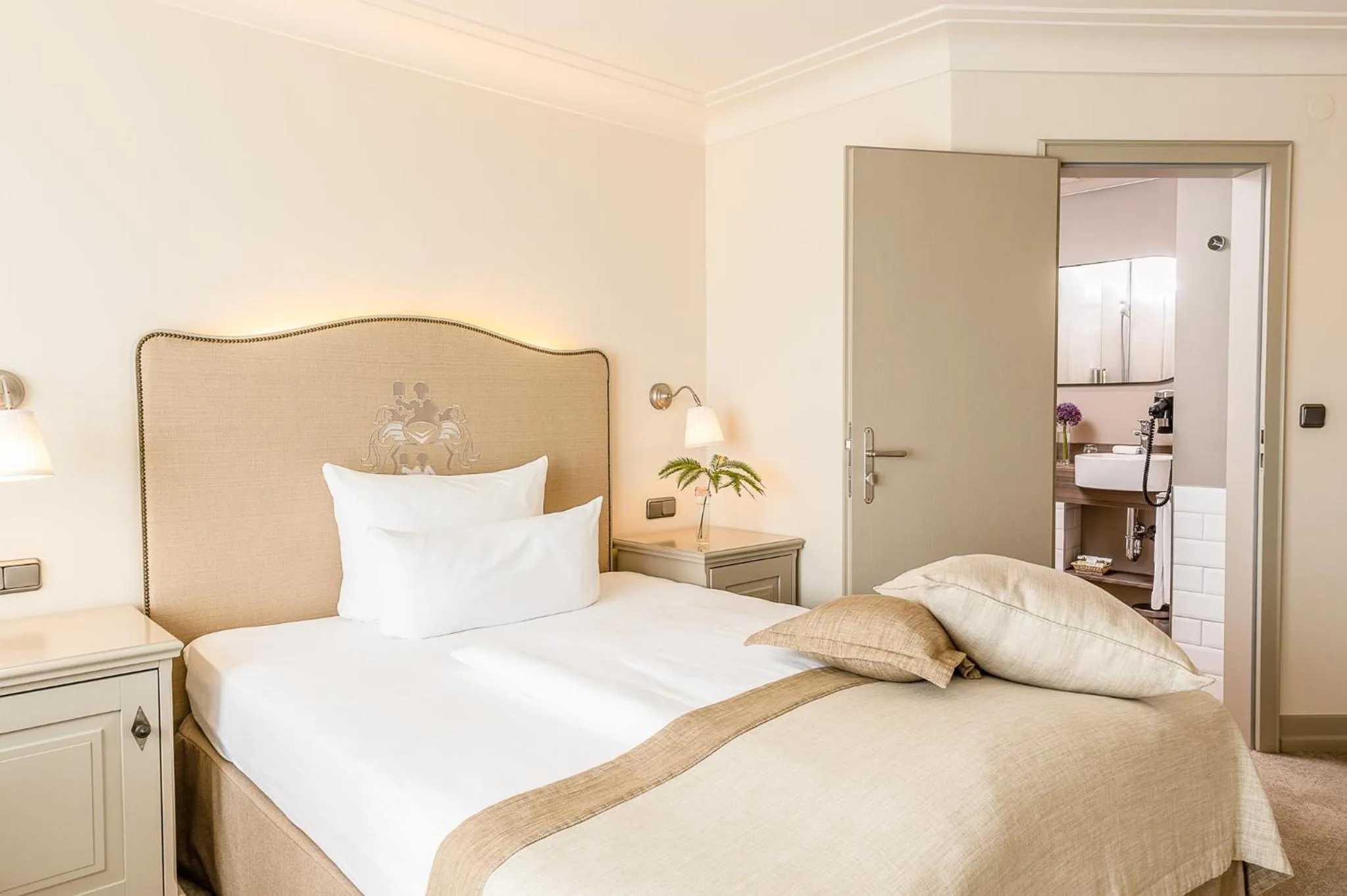 Photo of the whole room, Bed in Schlosshotel Steinburg