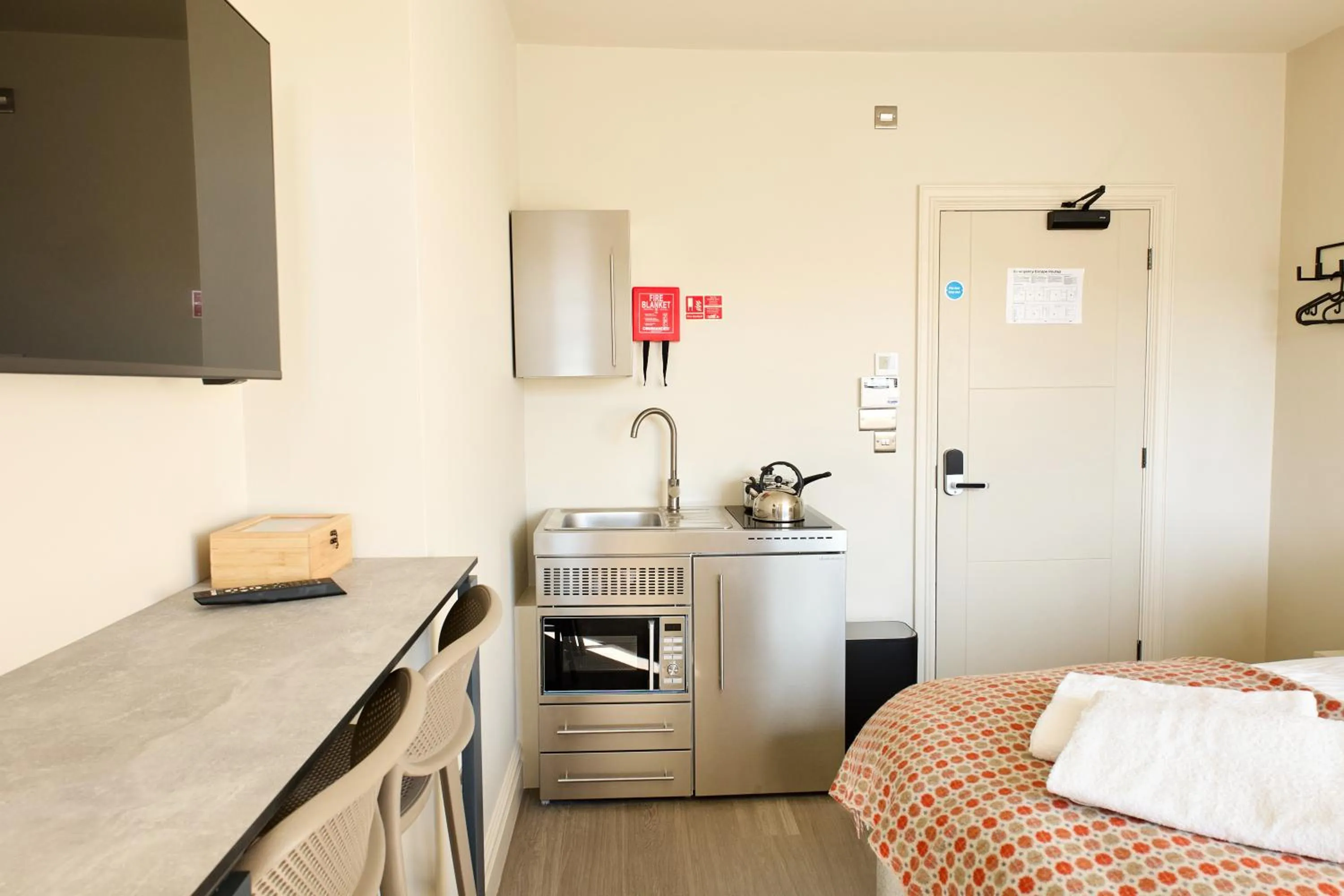 Kitchen or kitchenette, Bed in George Apartments