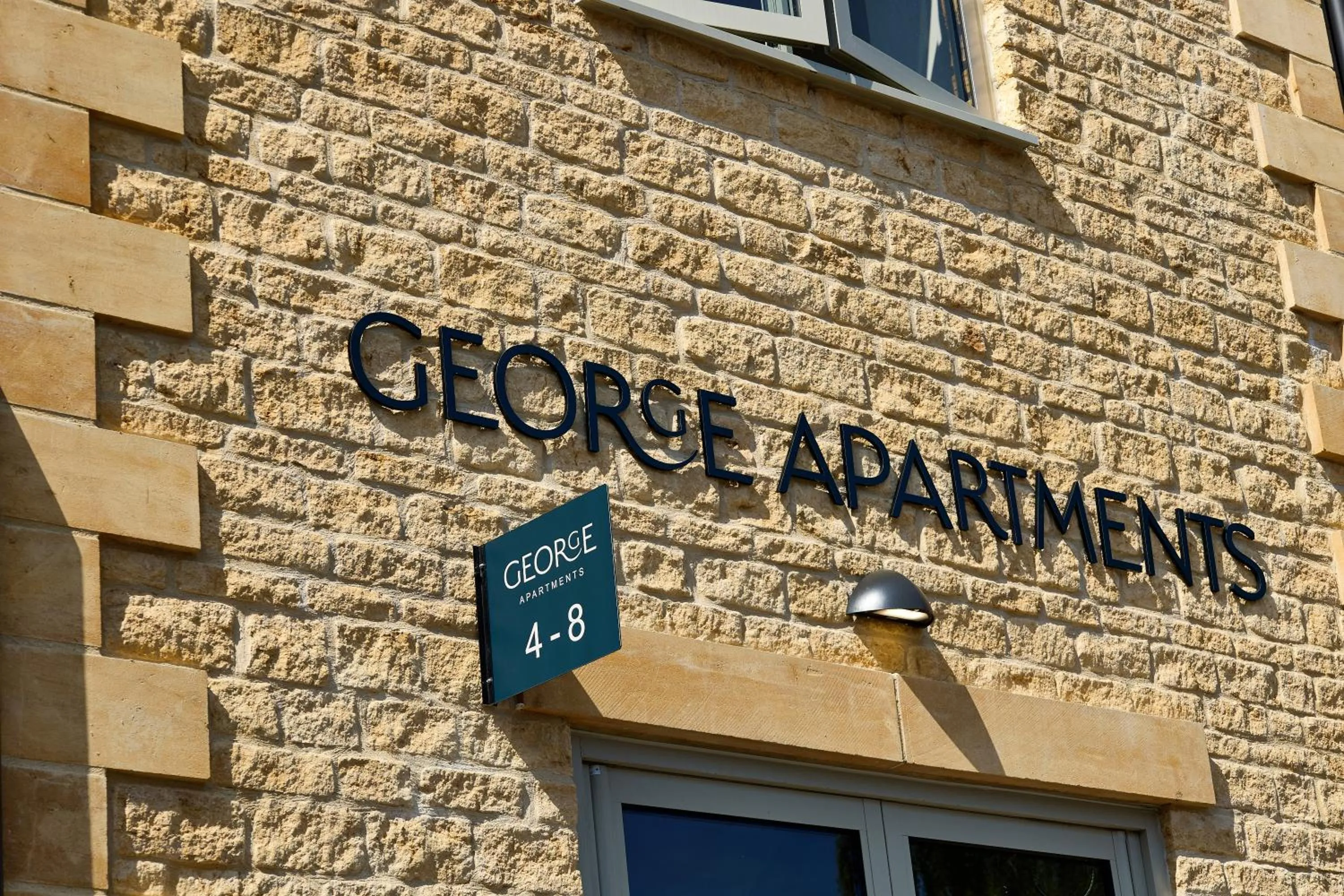 Facade/entrance in George Apartments