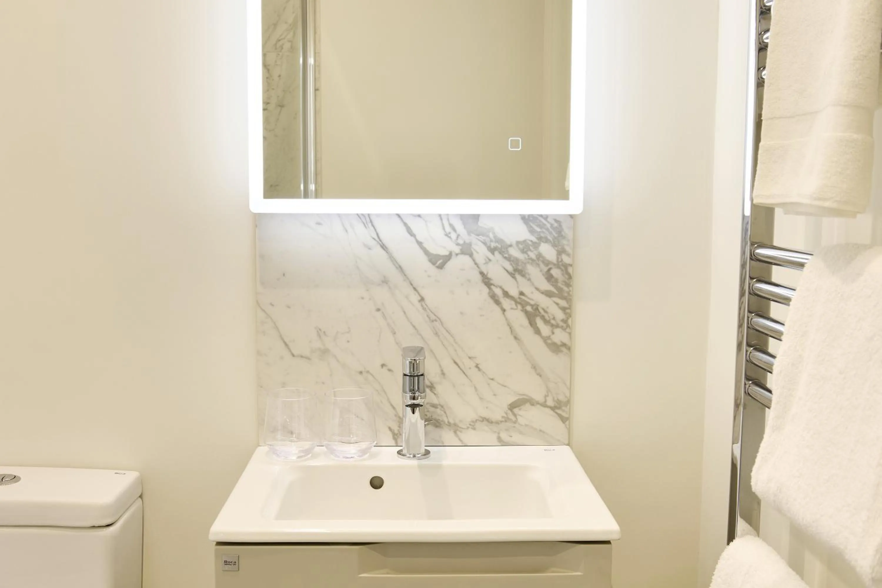 Bathroom in George Apartments