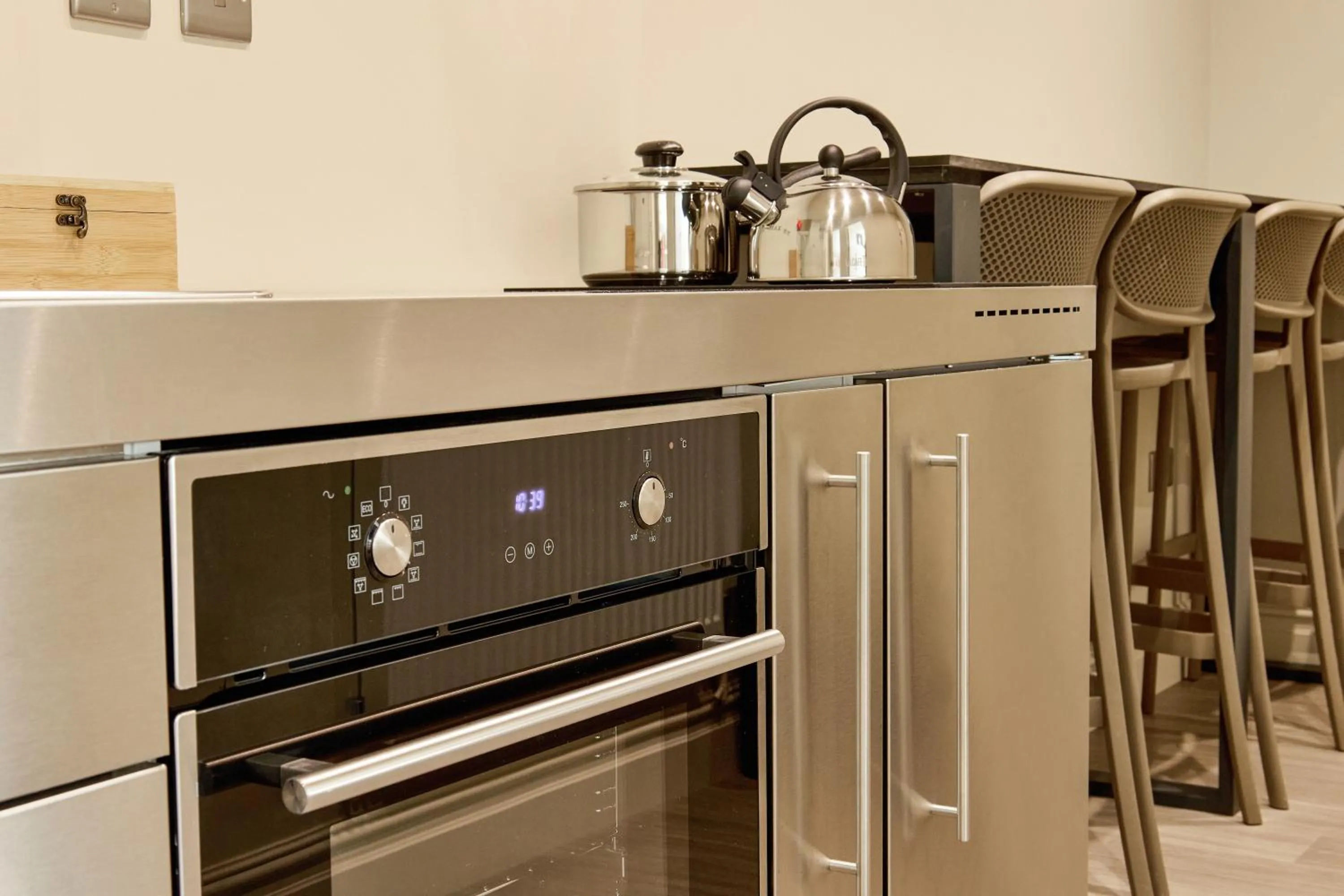 oven in George Apartments