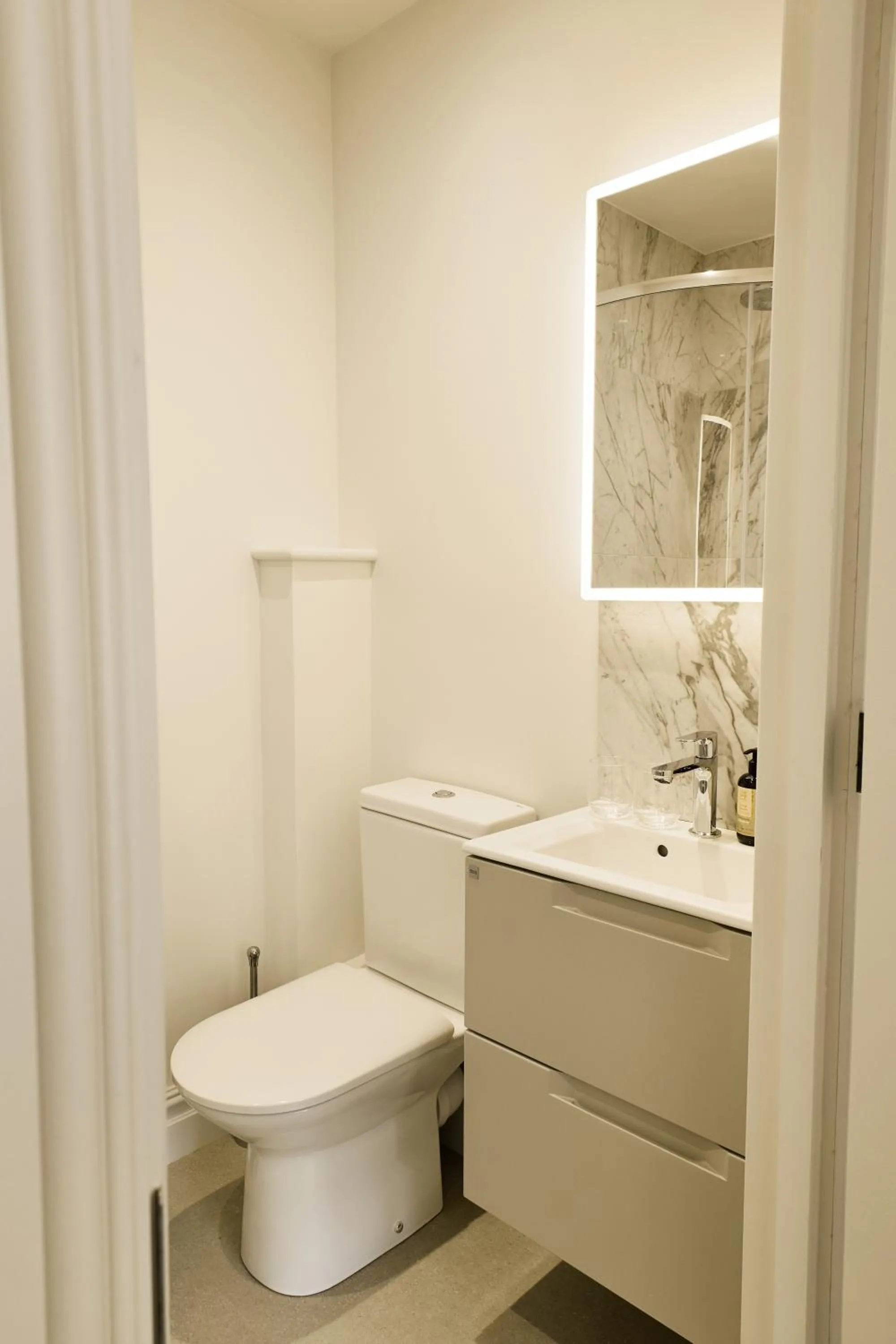 Toilet in George Apartments