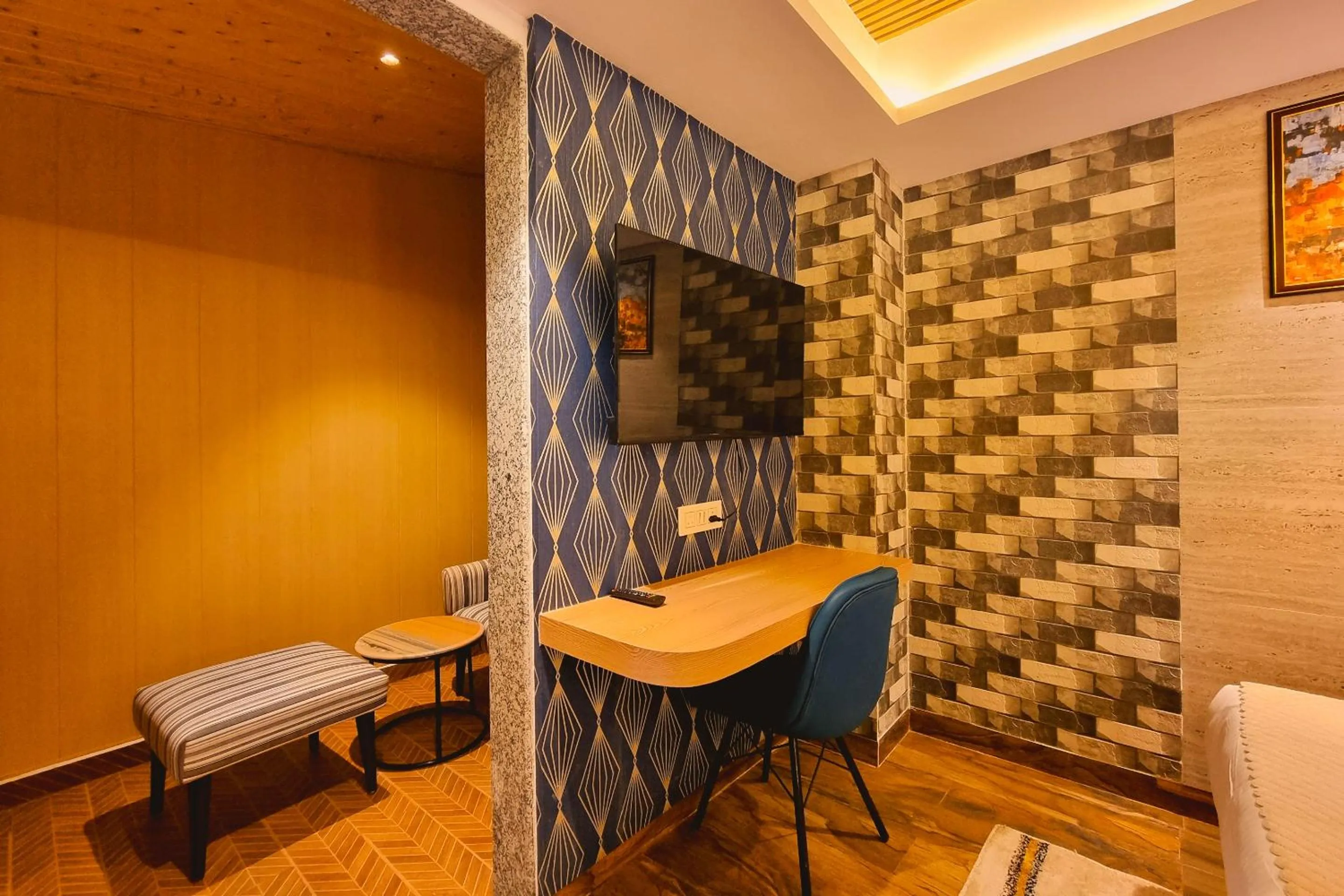 TV and multimedia in Hotel Katson Blue, Dalhousie