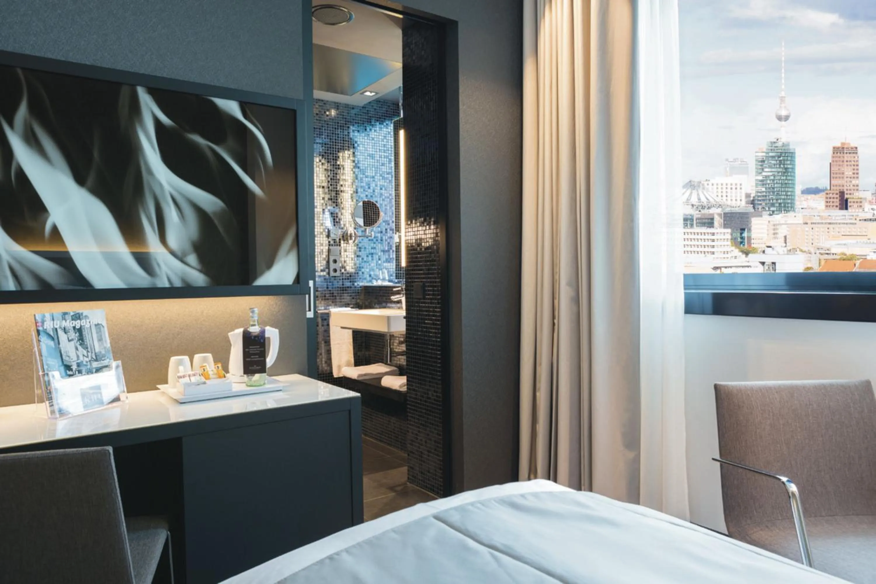 Photo of the whole room, Bed in Riu Plaza Berlin