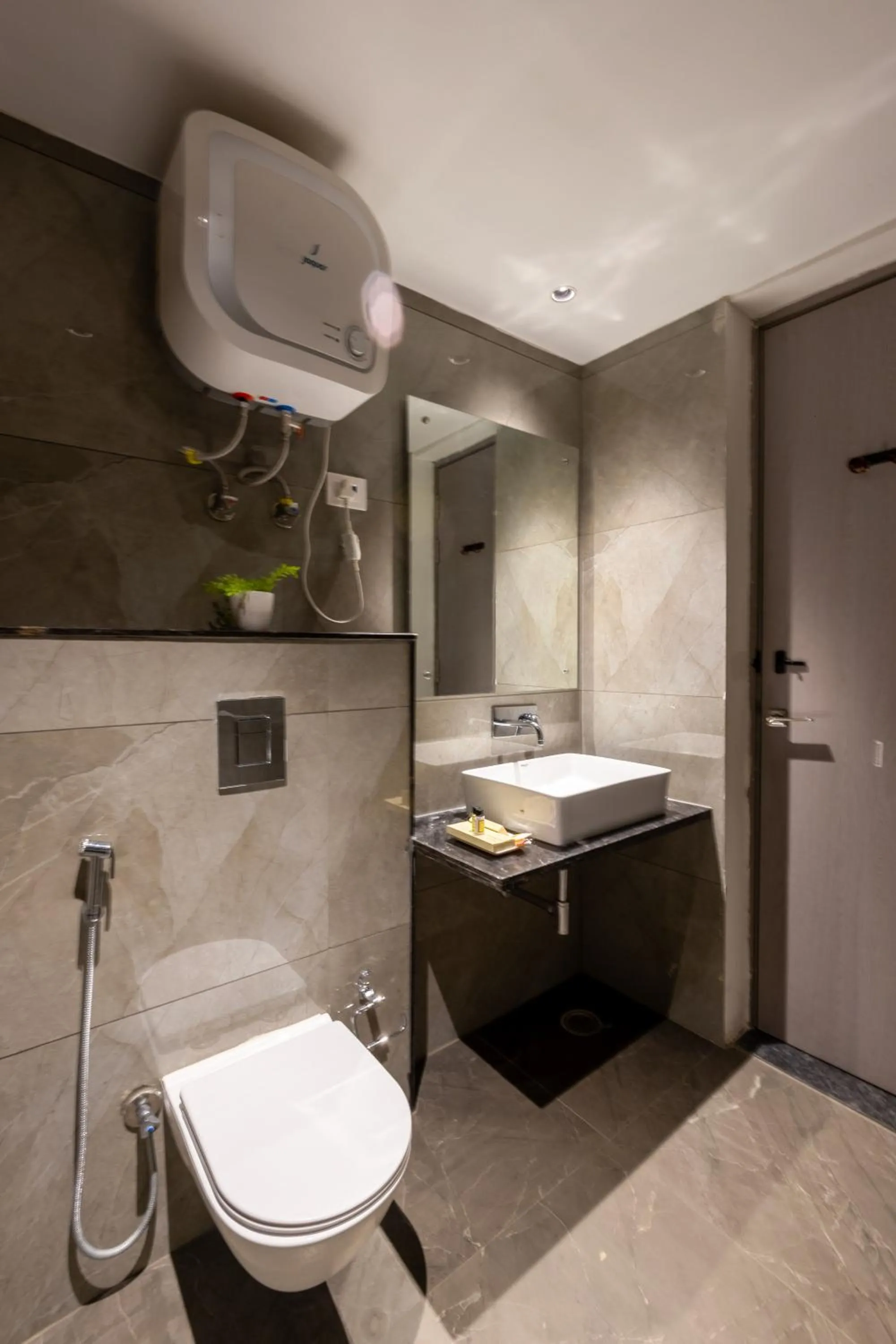 Shower in Arch The Lohias