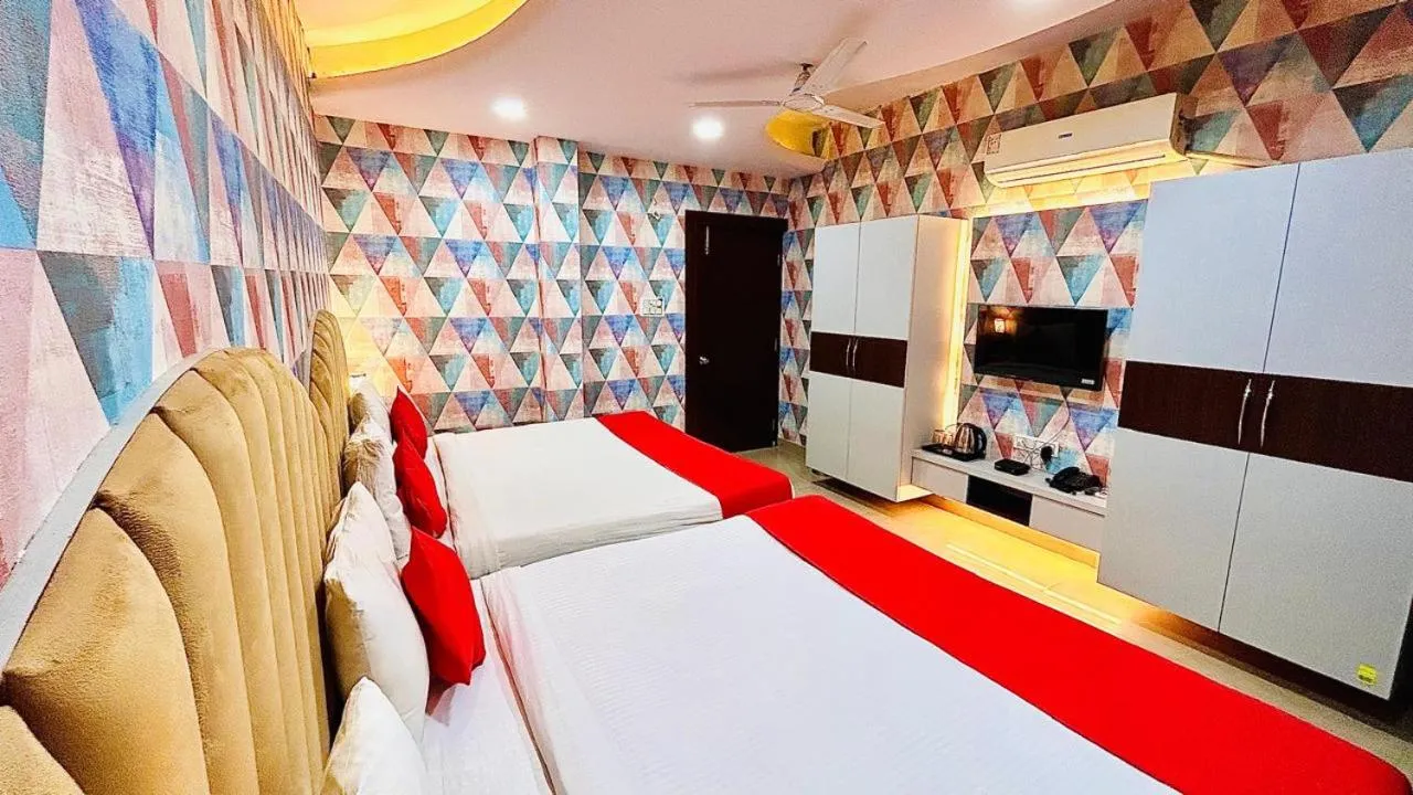 Bed in Hotel Sahu Near Kashi Vishwanath Temple Gate