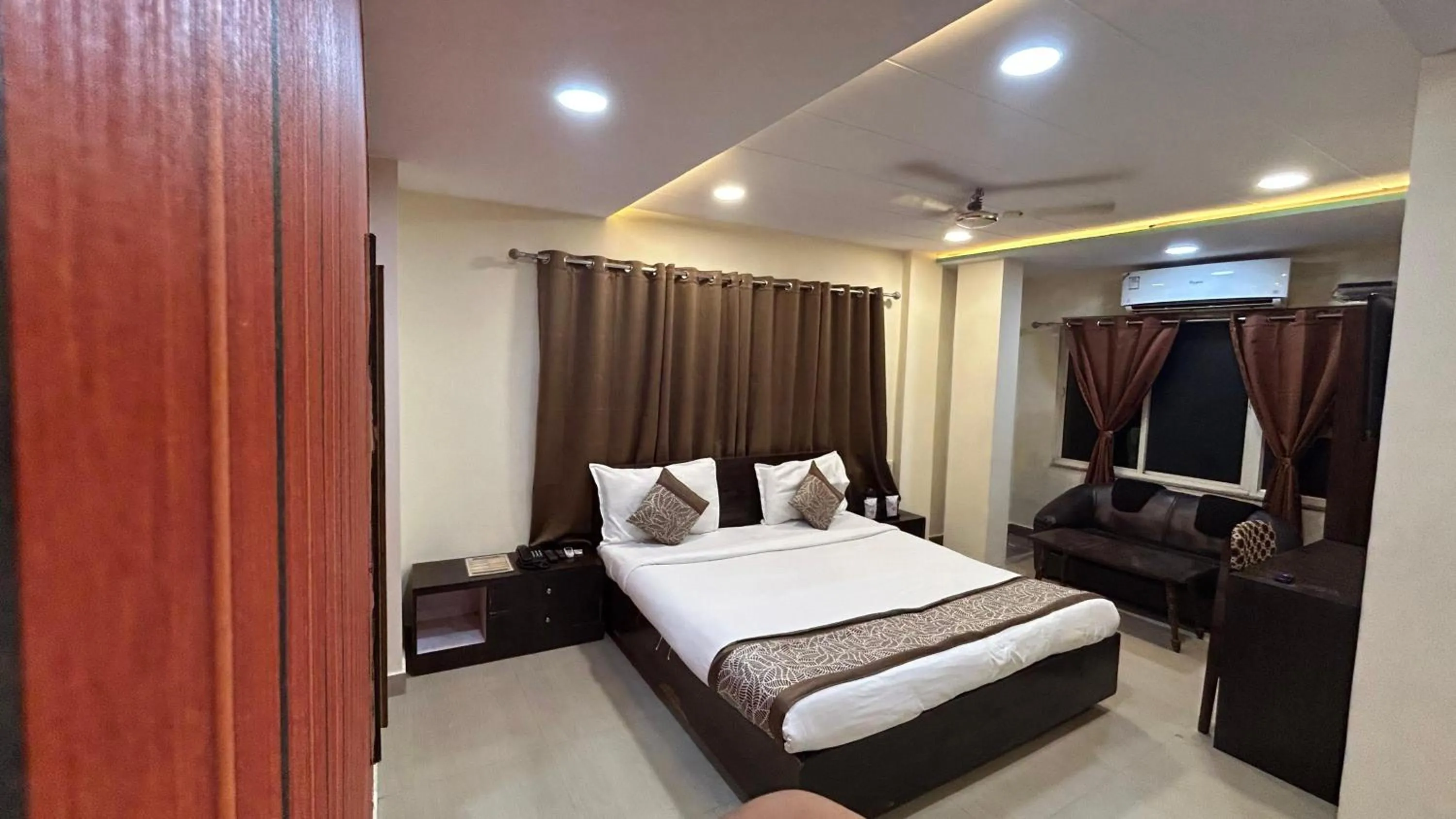 Hotel Sahu Near Kashi Vishwanath Temple Gate