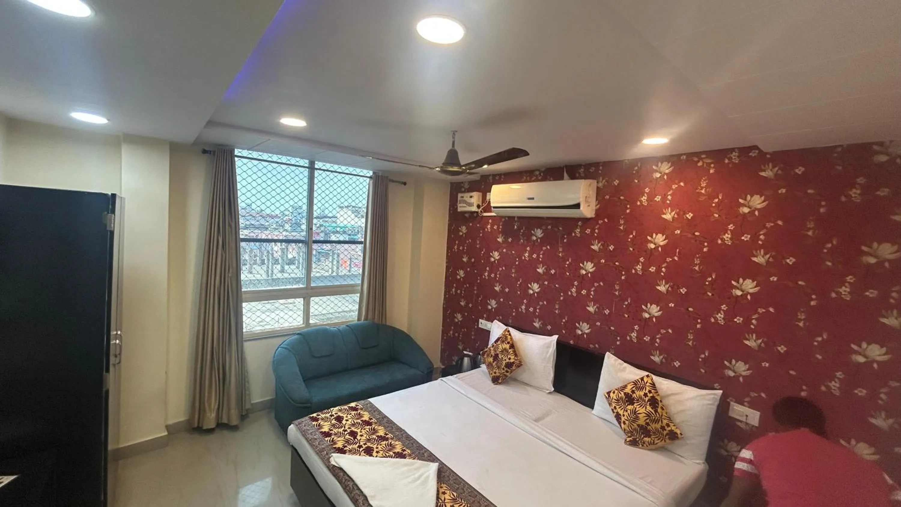 Hotel Sahu Near Kashi Vishwanath Temple Gate