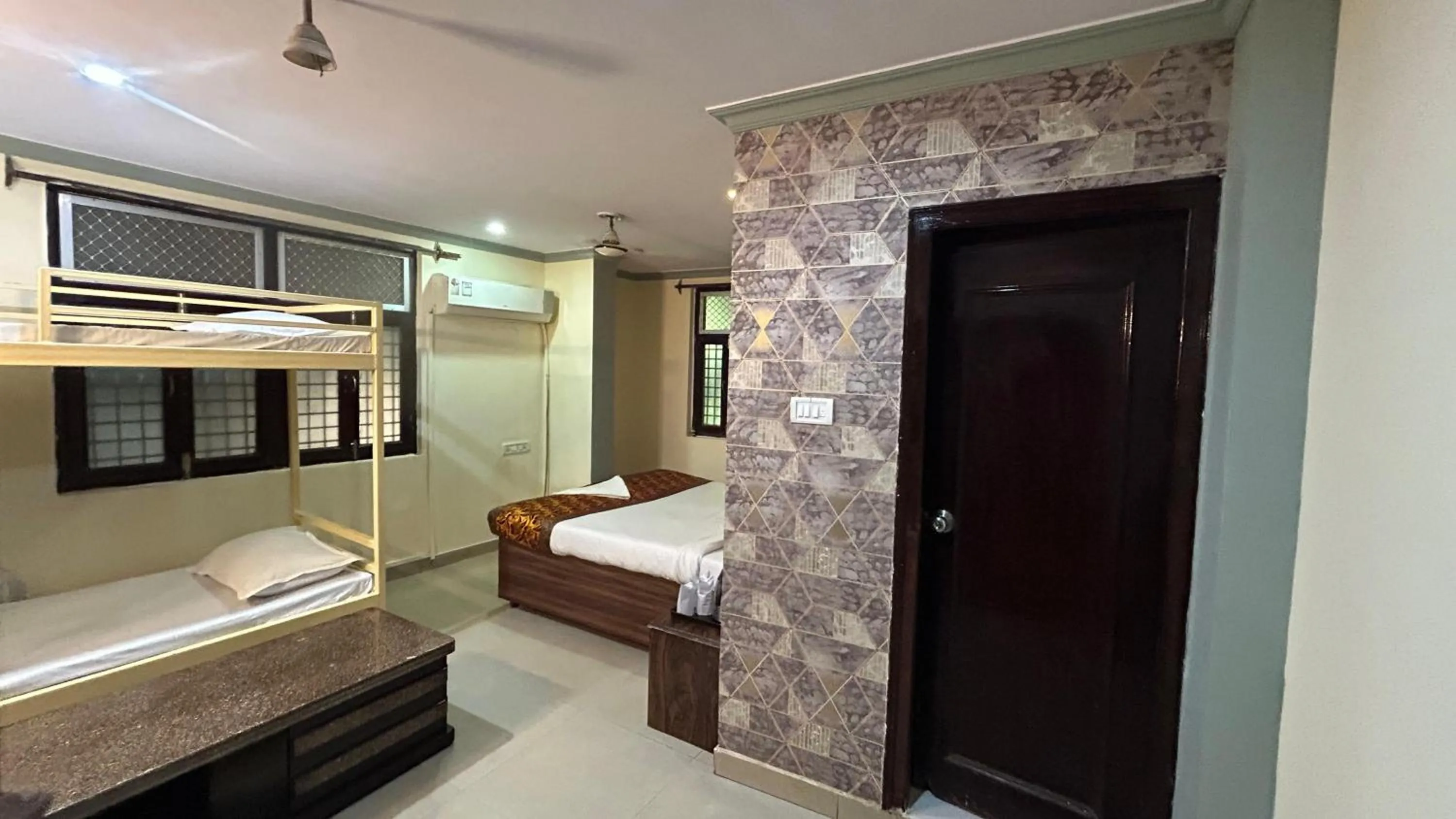 Hotel Sahu Near Kashi Vishwanath Temple Gate