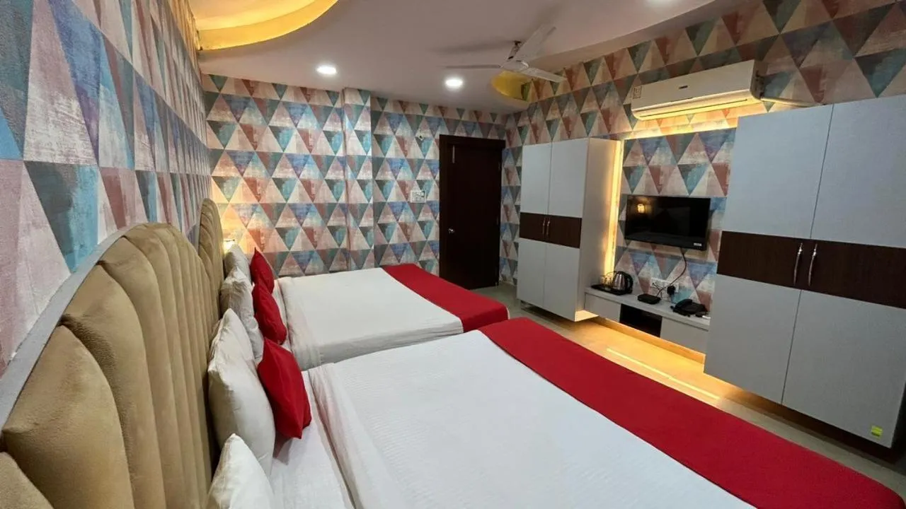 Bed in Hotel Sahu Near Kashi Vishwanath Temple Gate